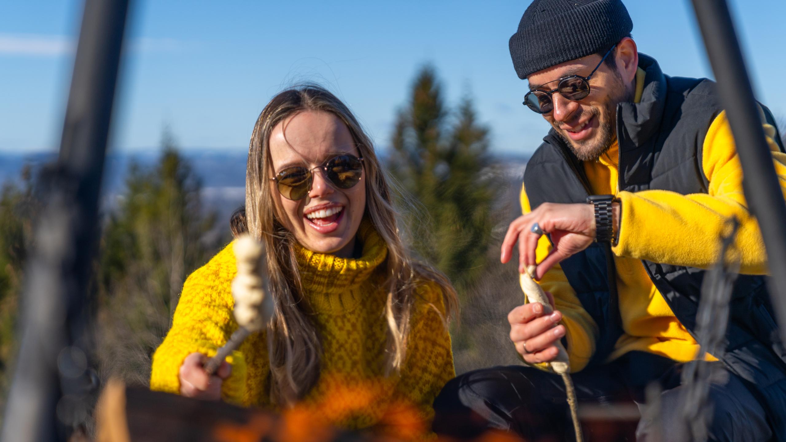 Venner lager pinnebrød ved bålet, Grefsenkollen