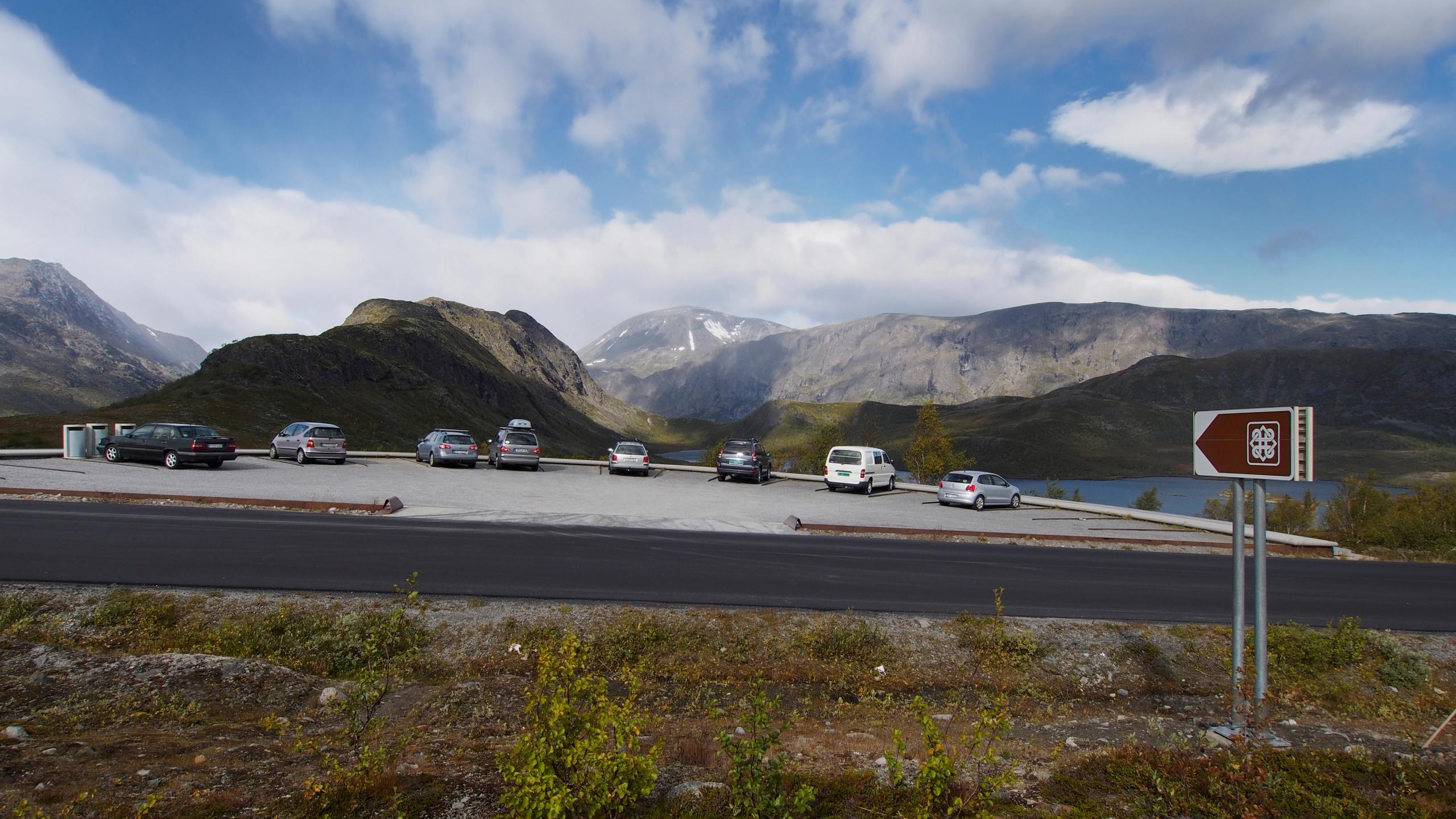 Cars parked at the viewpoint Vargebakkane along Scenic route Valdresflye