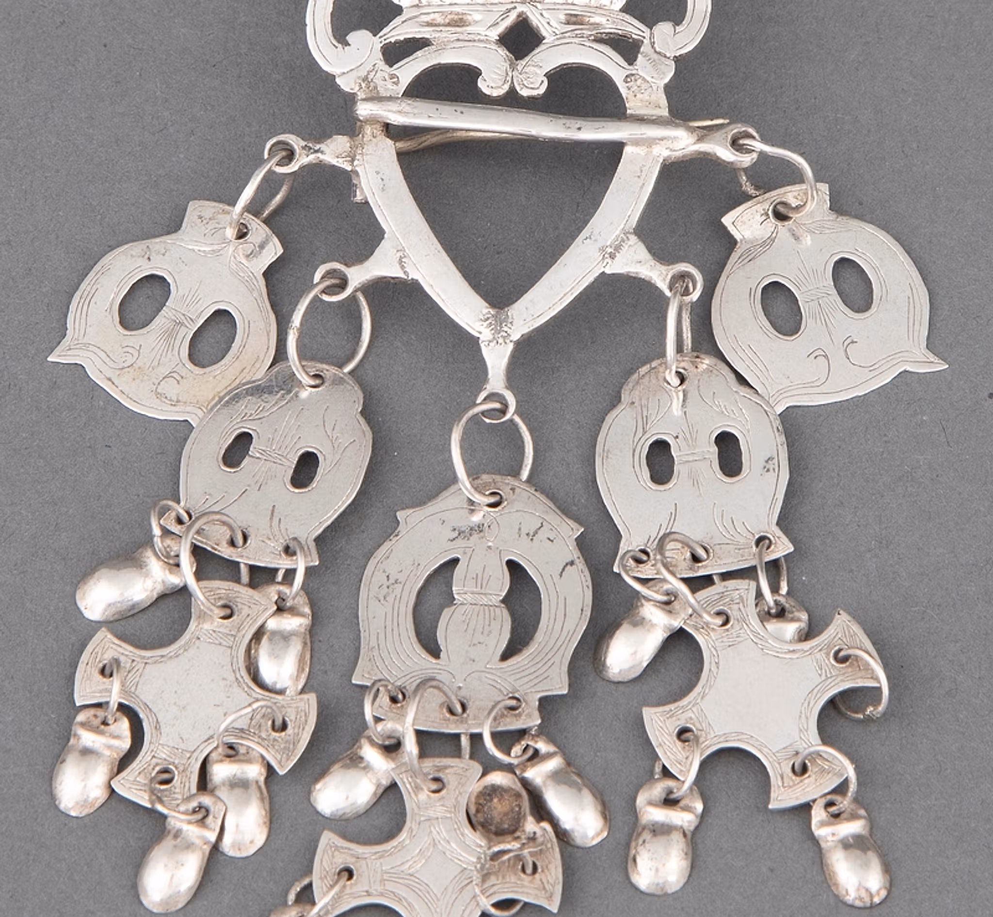 Hjertesølje (heart brooch)