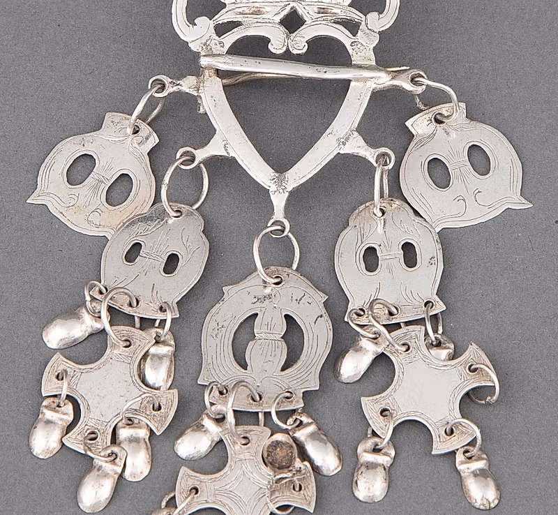 Hjertesølje (heart brooch)