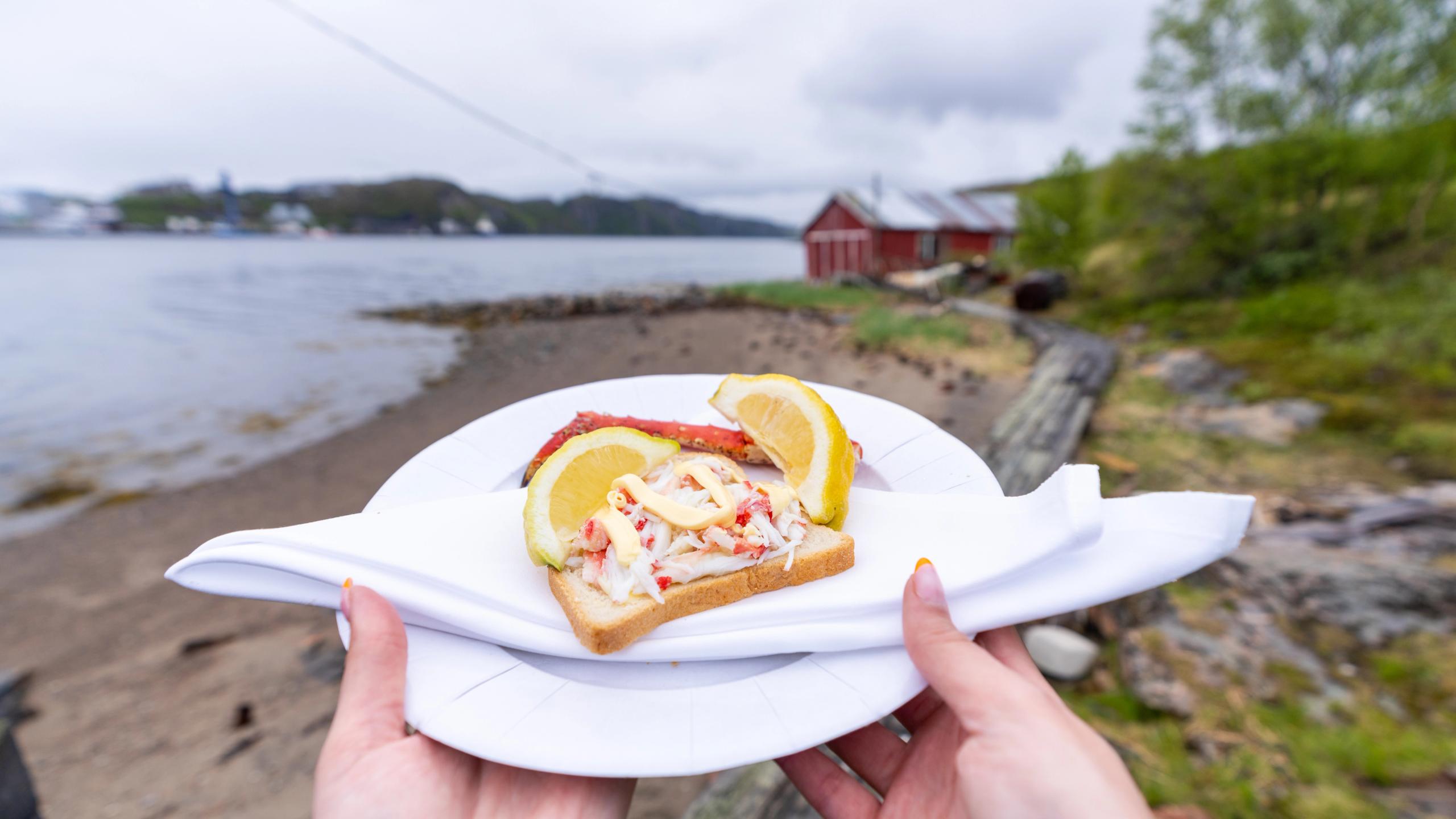 En tallerken med kongekrabbe på loff med sitron og majones.