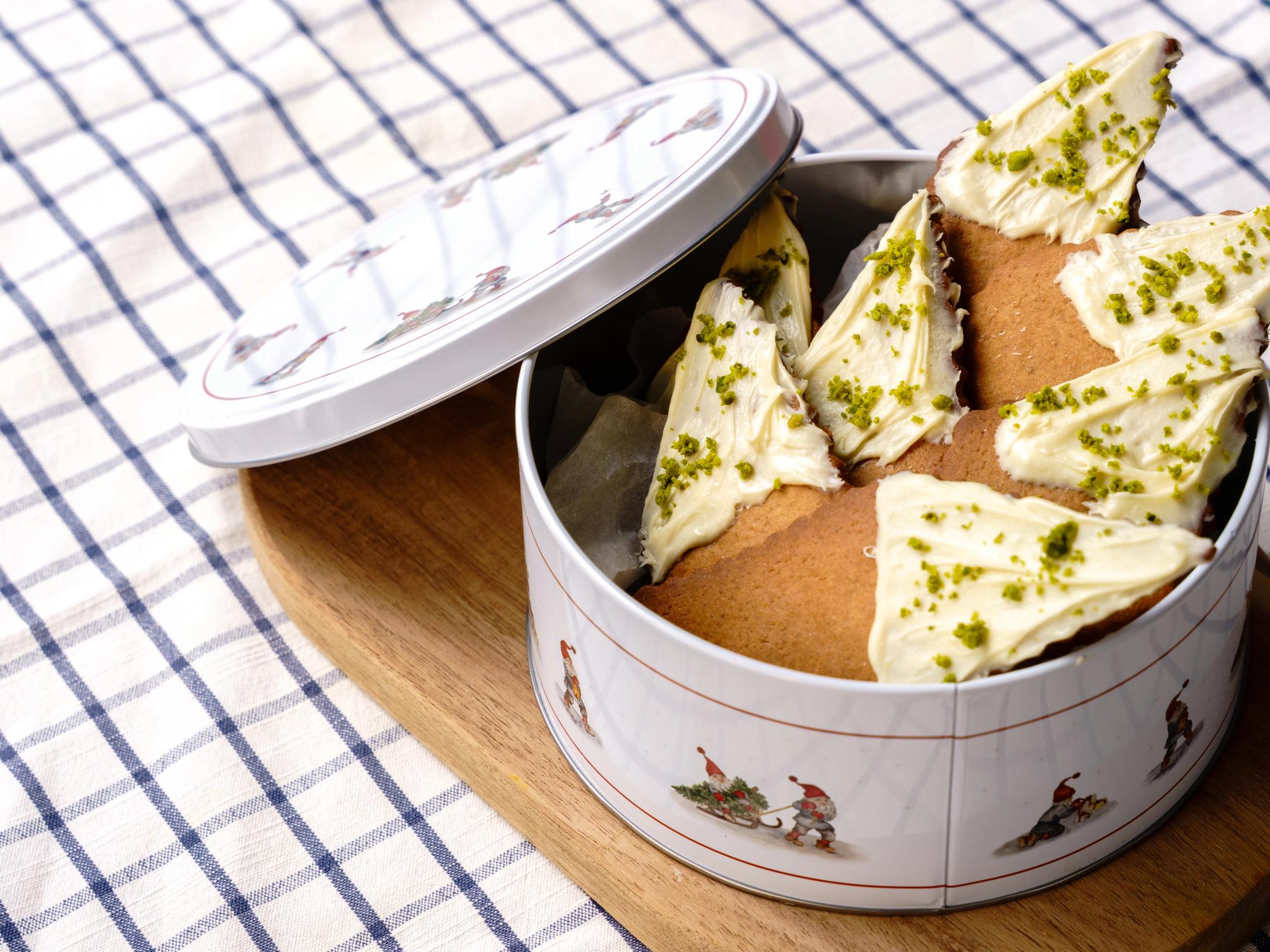 Norwegian Christmas biscuits "Sirupssnipper" with white chocolate.