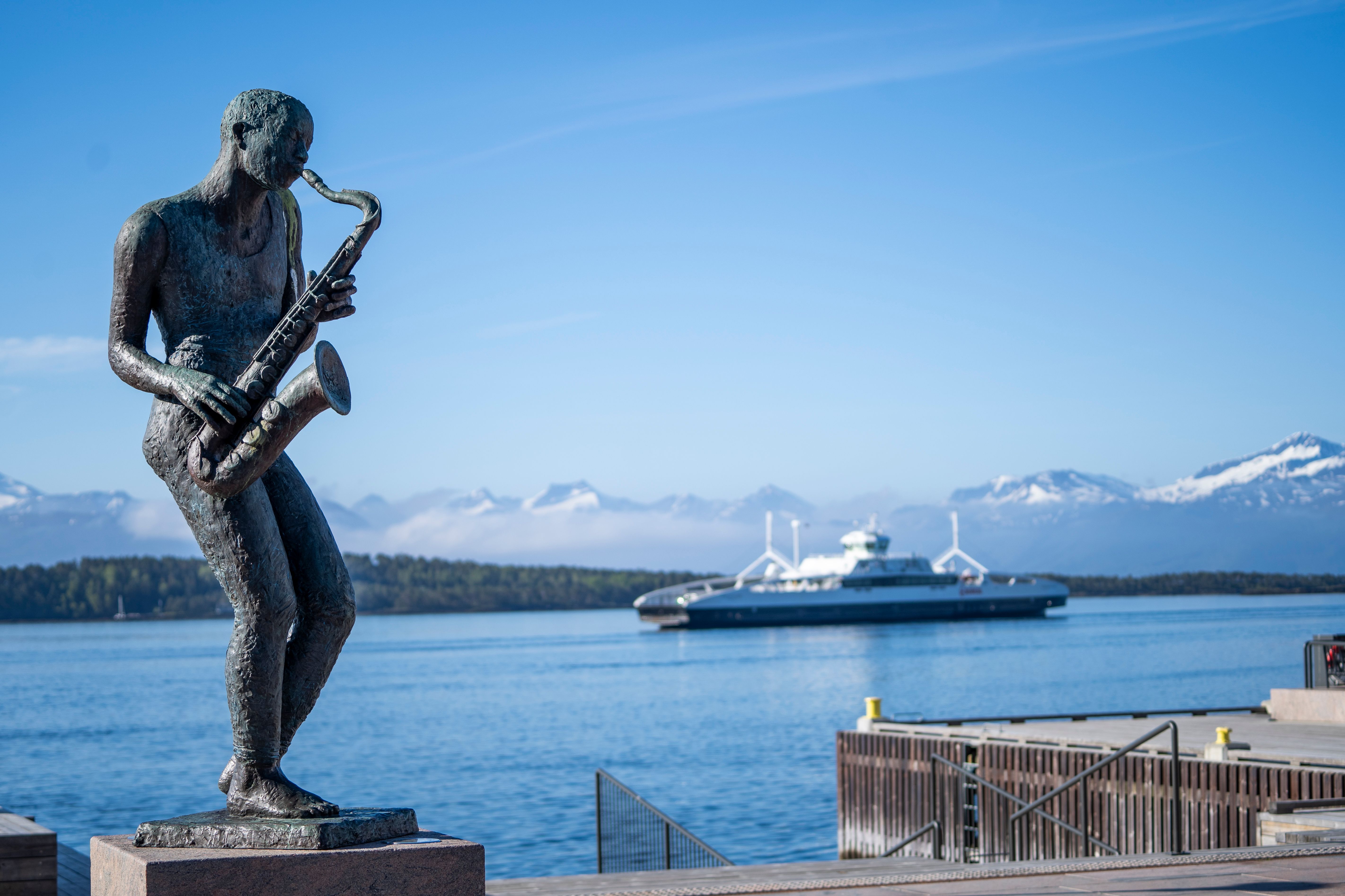A sculpture of a boy playing the saxophone in Molde, called The Jazz Boy