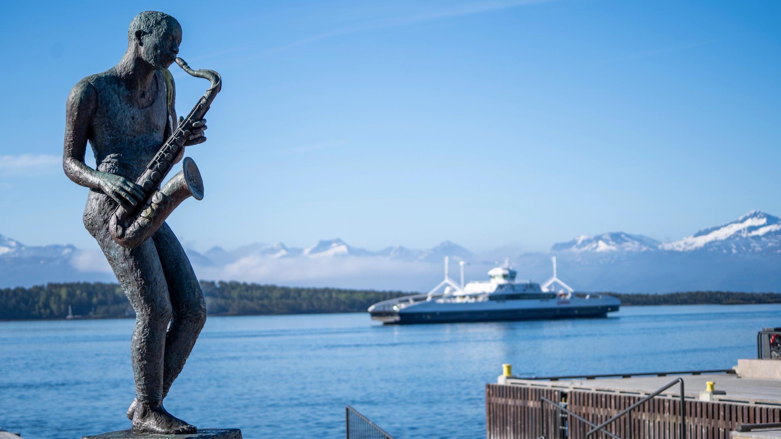 A sculpture of a boy playing the saxophone in Molde, called The Jazz Boy