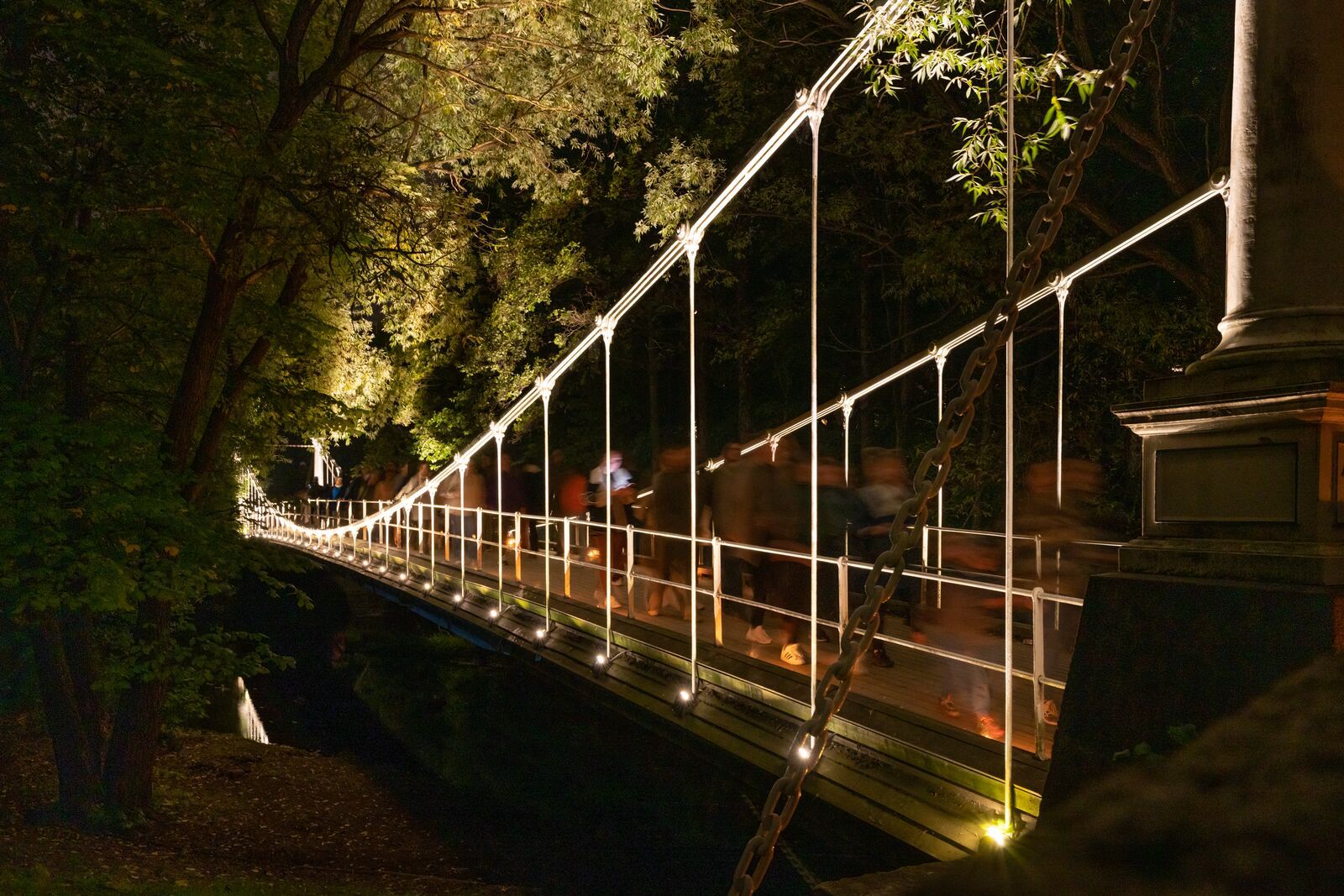 Åmot bro ved Akerselva under Elvelangs lysfestival i Oslo