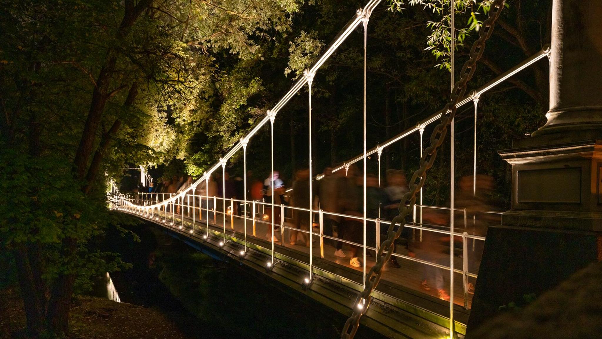 Åmot bro ved Akerselva under Elvelangs lysfestival i Oslo
