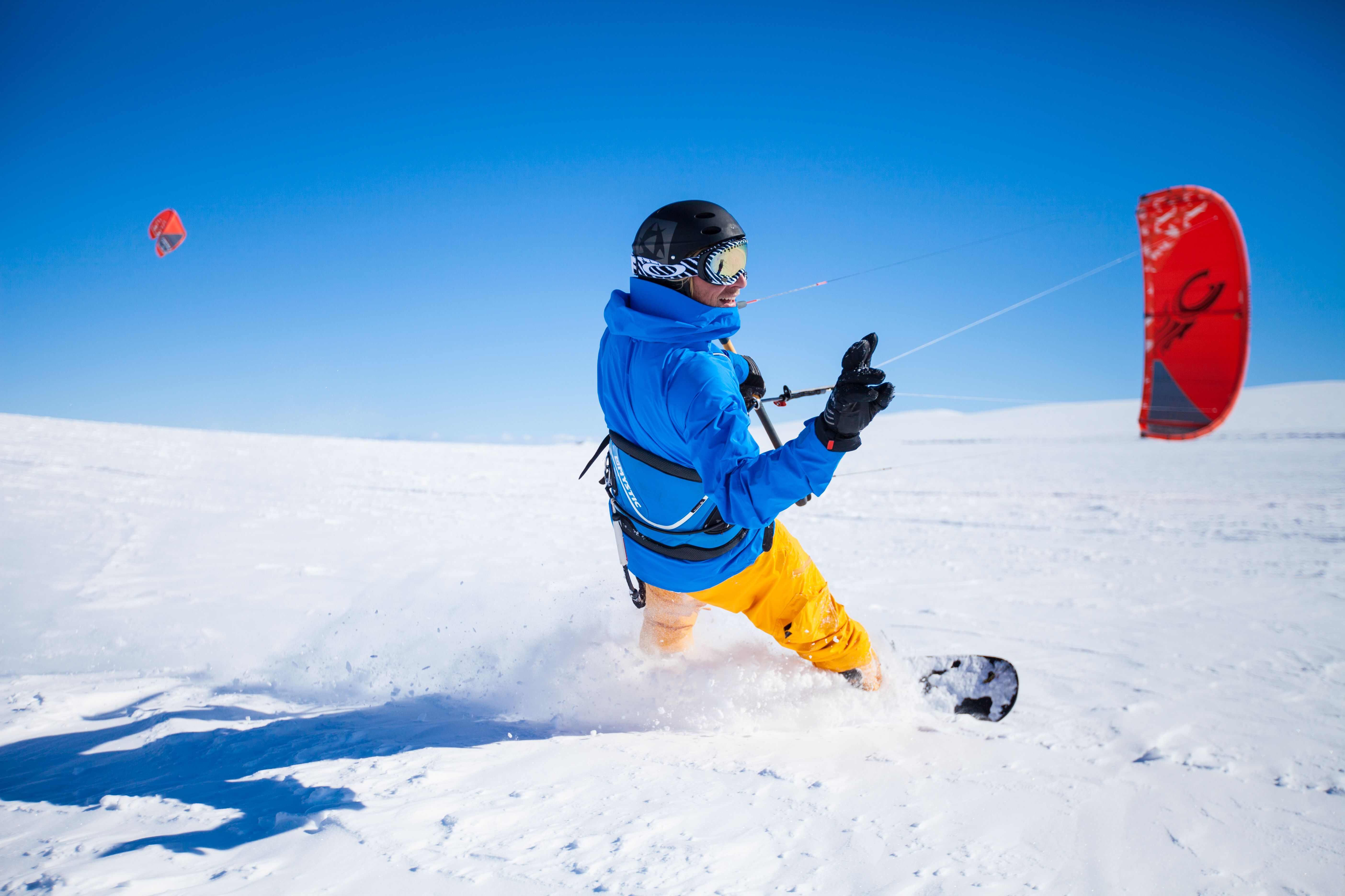 En person snøkiter på Valdresflye i Valdres, Østlandet