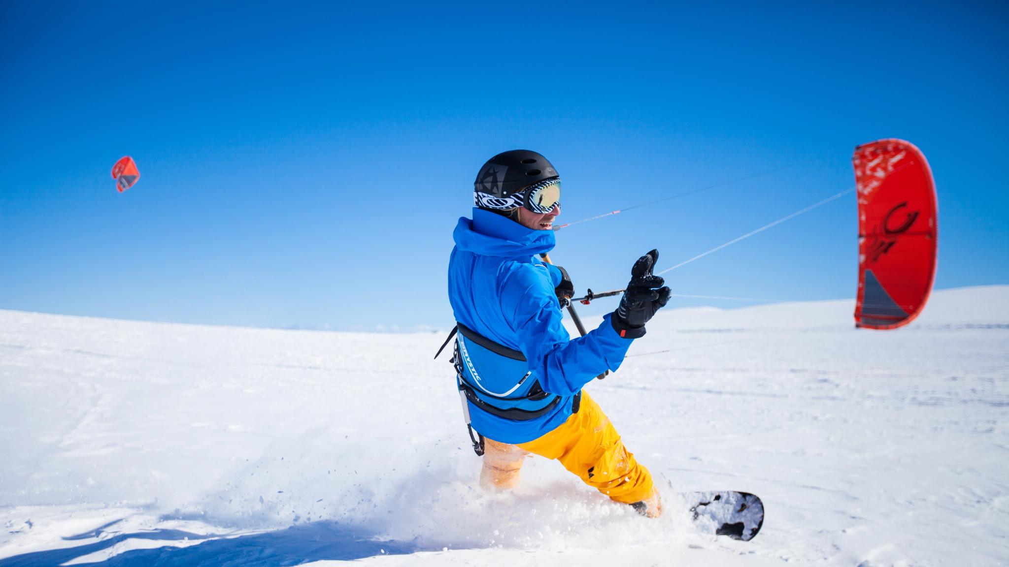 En person snøkiter på Valdresflye i Valdres, Østlandet