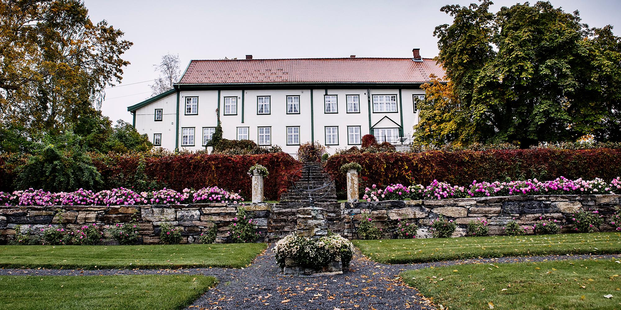 Vista del edificio principal del complejo Hoel gård, en Ringerike, Este de Noruega.
