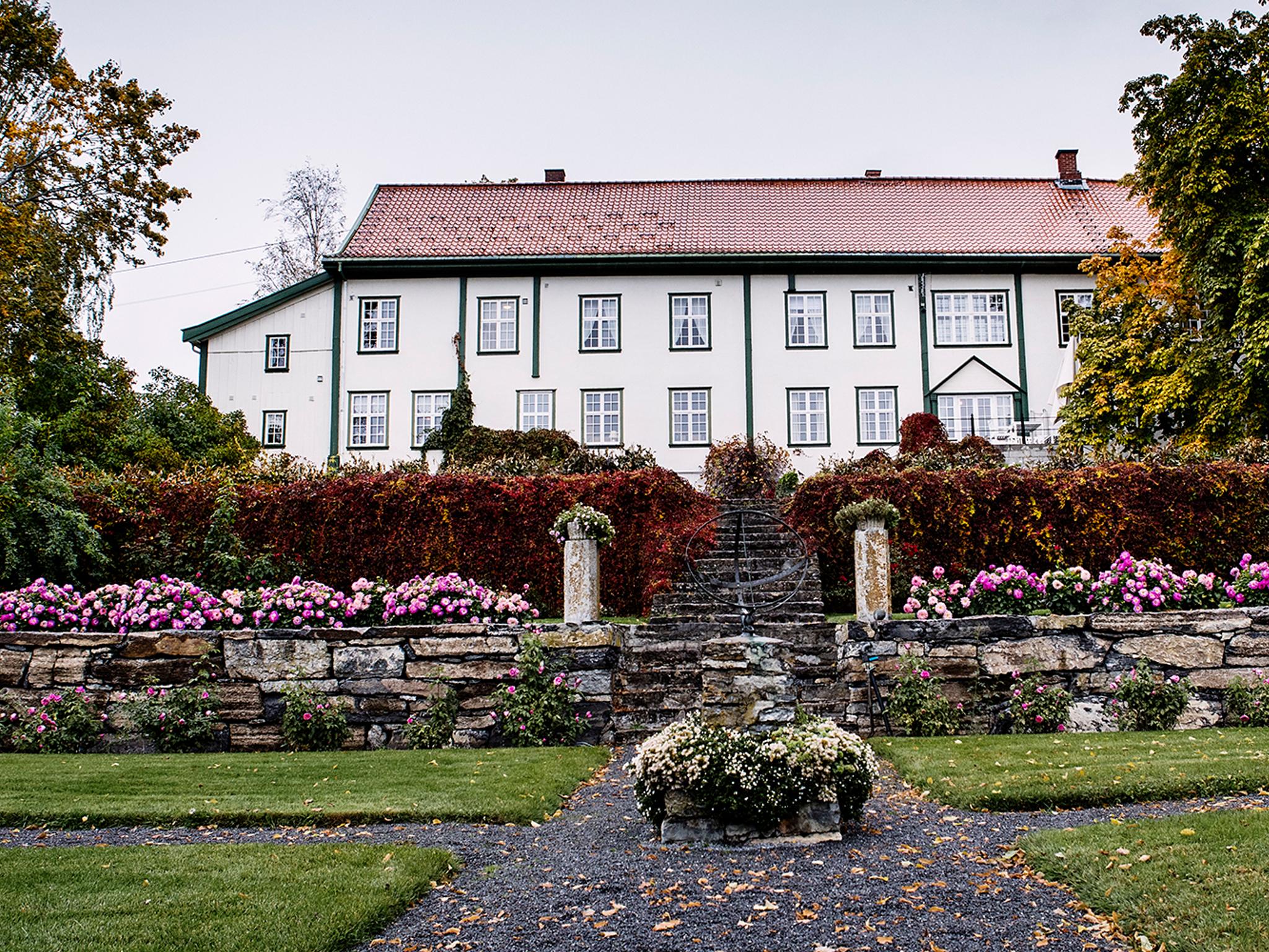 Het hoofdgebouw van Hoel gård in Ringerike, Oost-Noorwegen