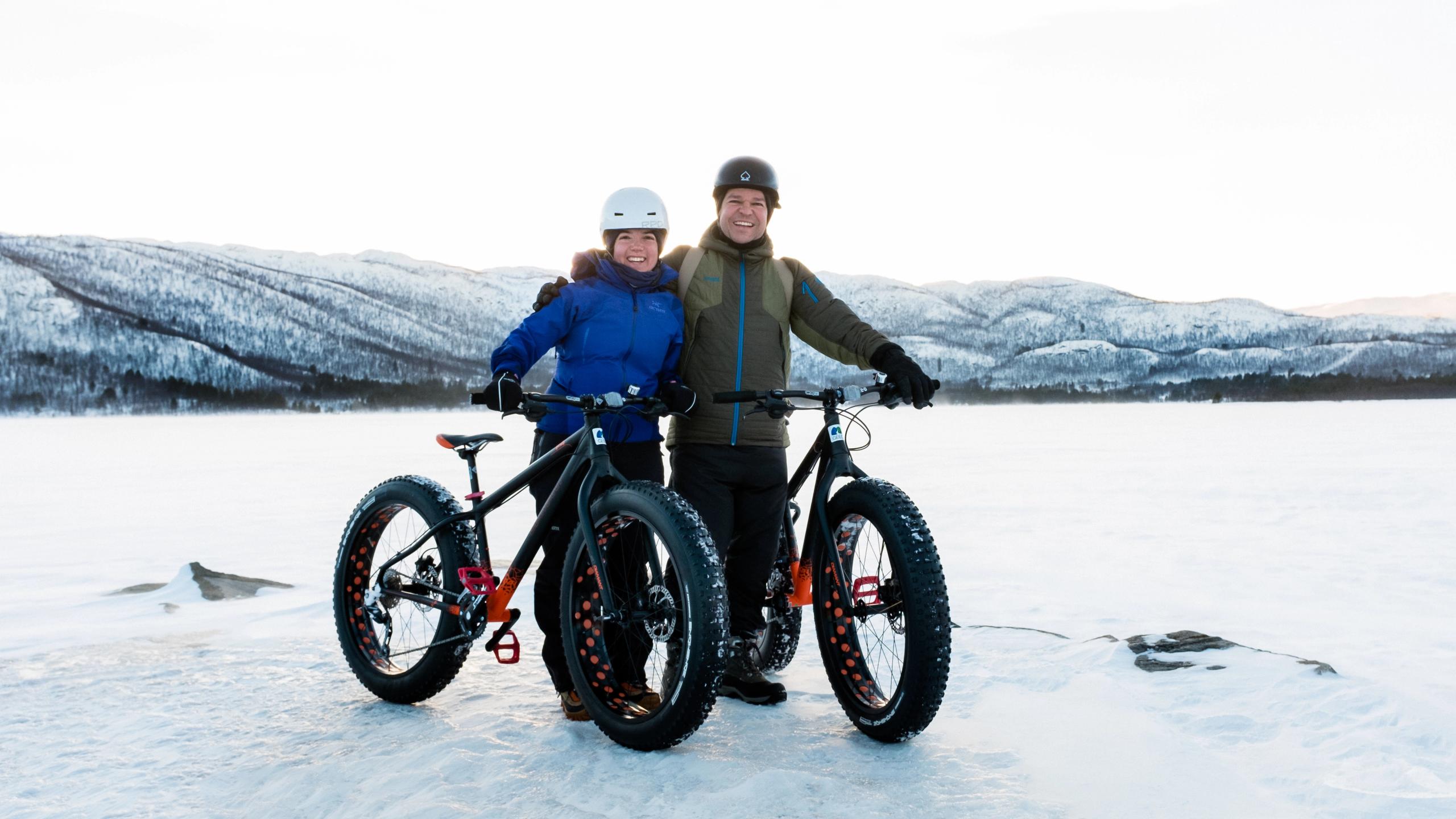 Et par står med fat bikes på isen på Geilo