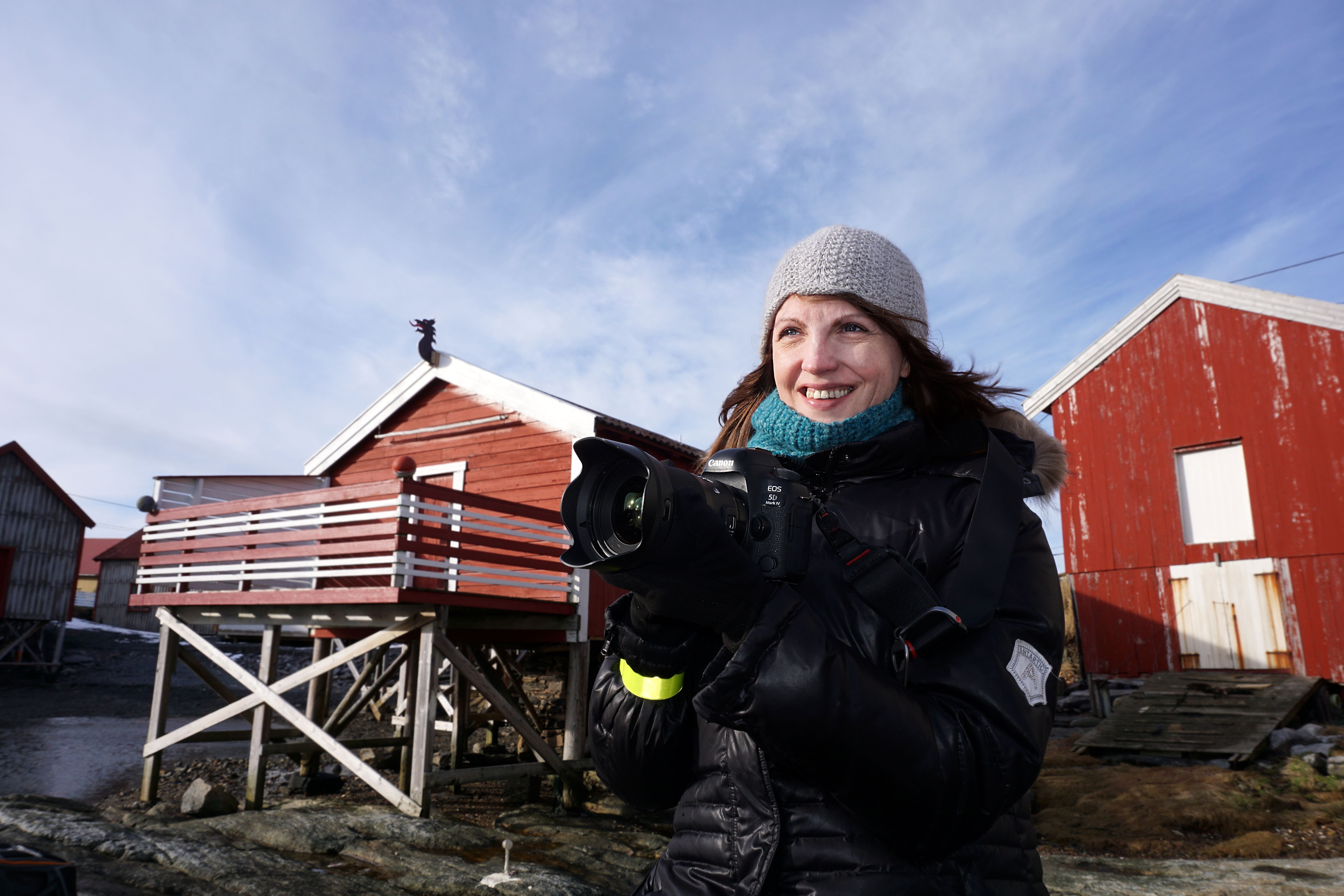 Frilansjournalist Katrine Sørgård tar bilder på Træna på Helgelandskysten i Nord-Norge