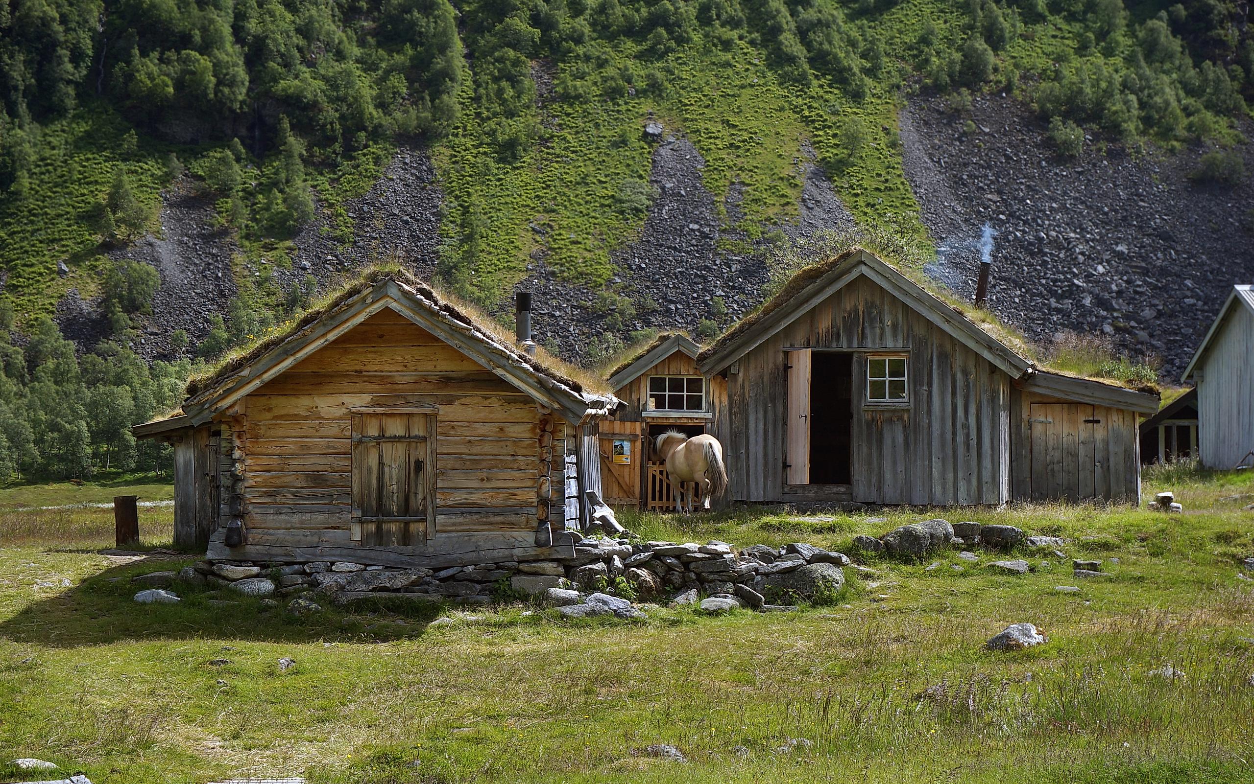 Gamle trehus på Herdalssetra i Norddal i Møre og Romsdal
