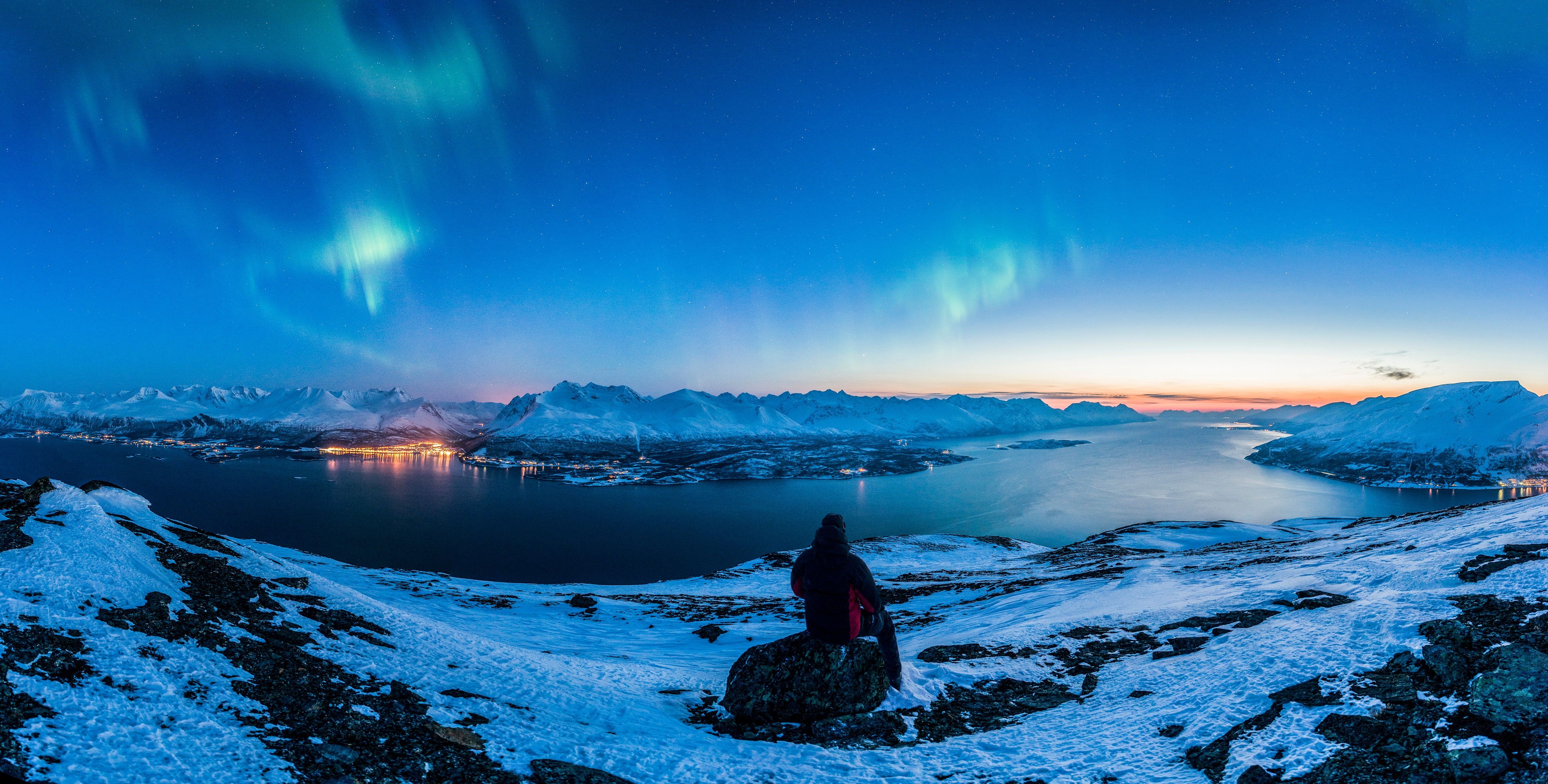 Watching northern lights in the Lyngenfjord region