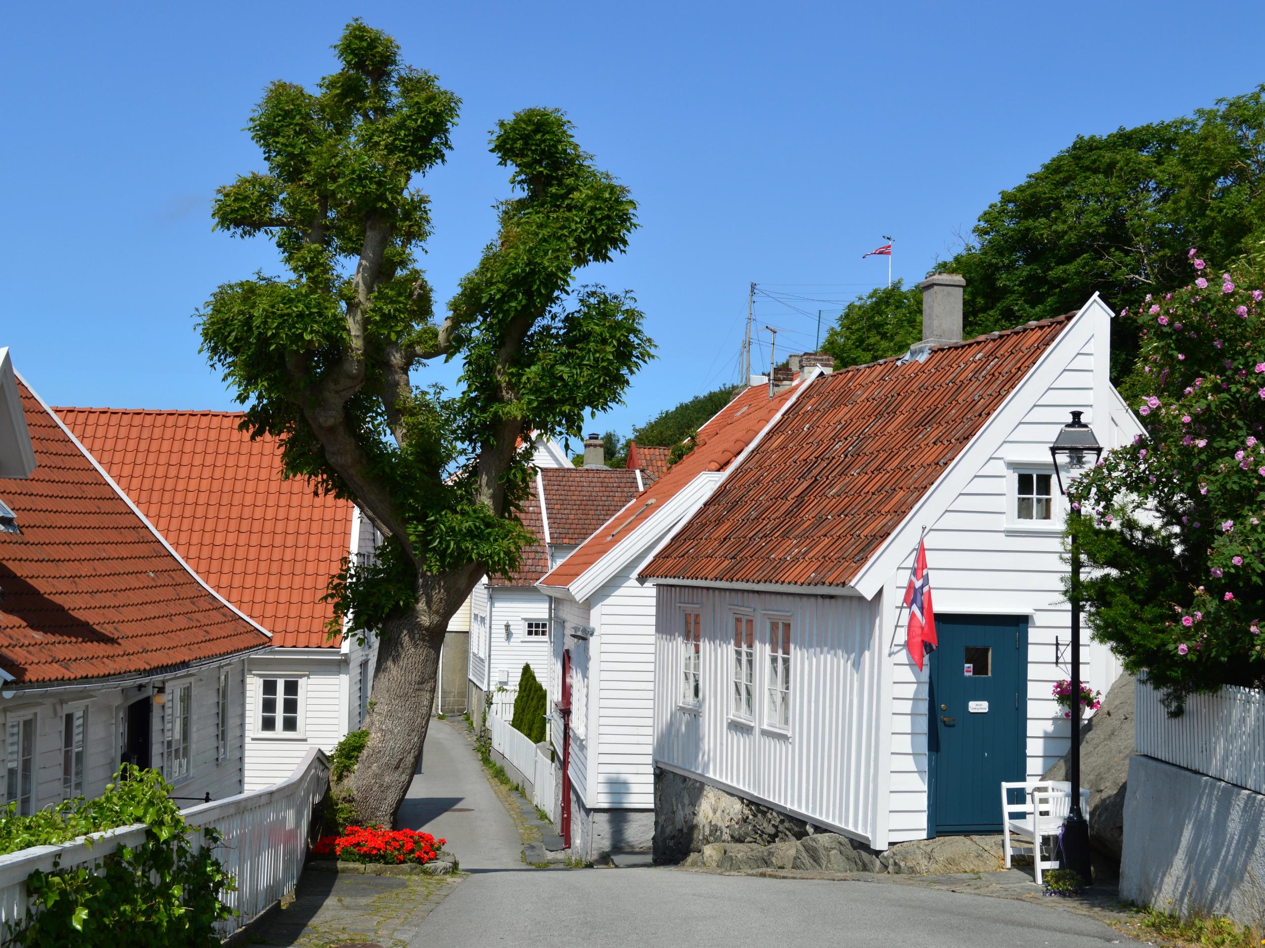 Charmante houten huizen in Skudeneshavn net buiten Haugesund in Fjord-Noorwegen, een parel aan de Zuid-Noorse kust