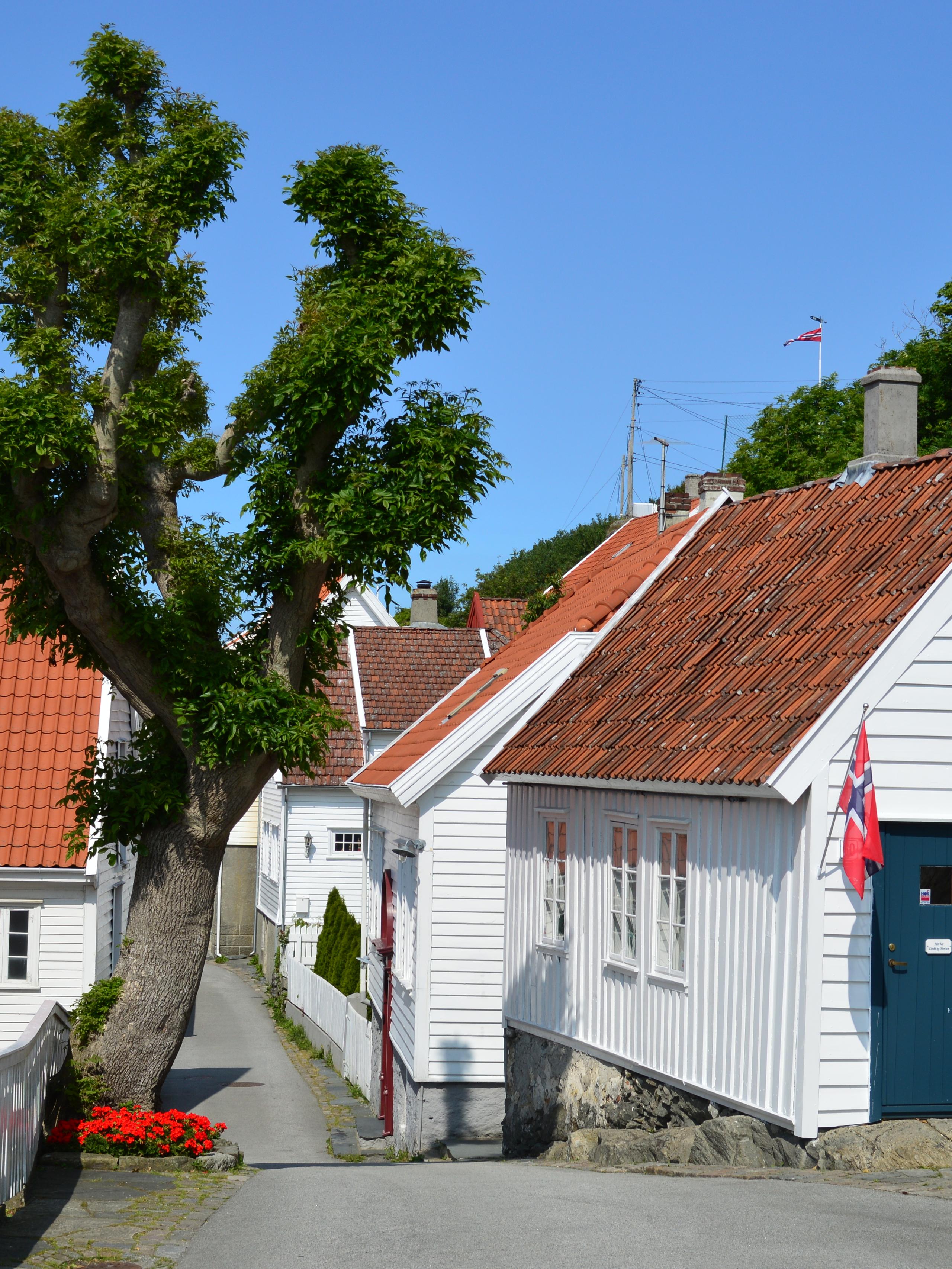 Reizvolle Holzhäuser in Skudeneshavn bei Haugesund in Fjord Norwegen, einer bezaubernden Region in Südnorwegen