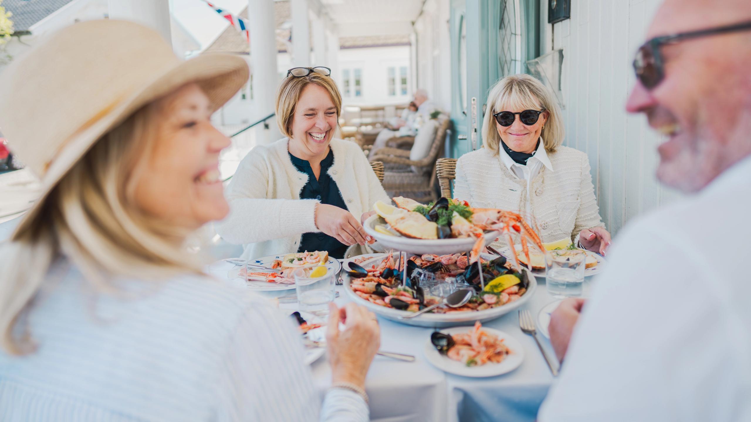 People enjoying a fresh seafood platter av Nevlunghavn Gjestgiveri.