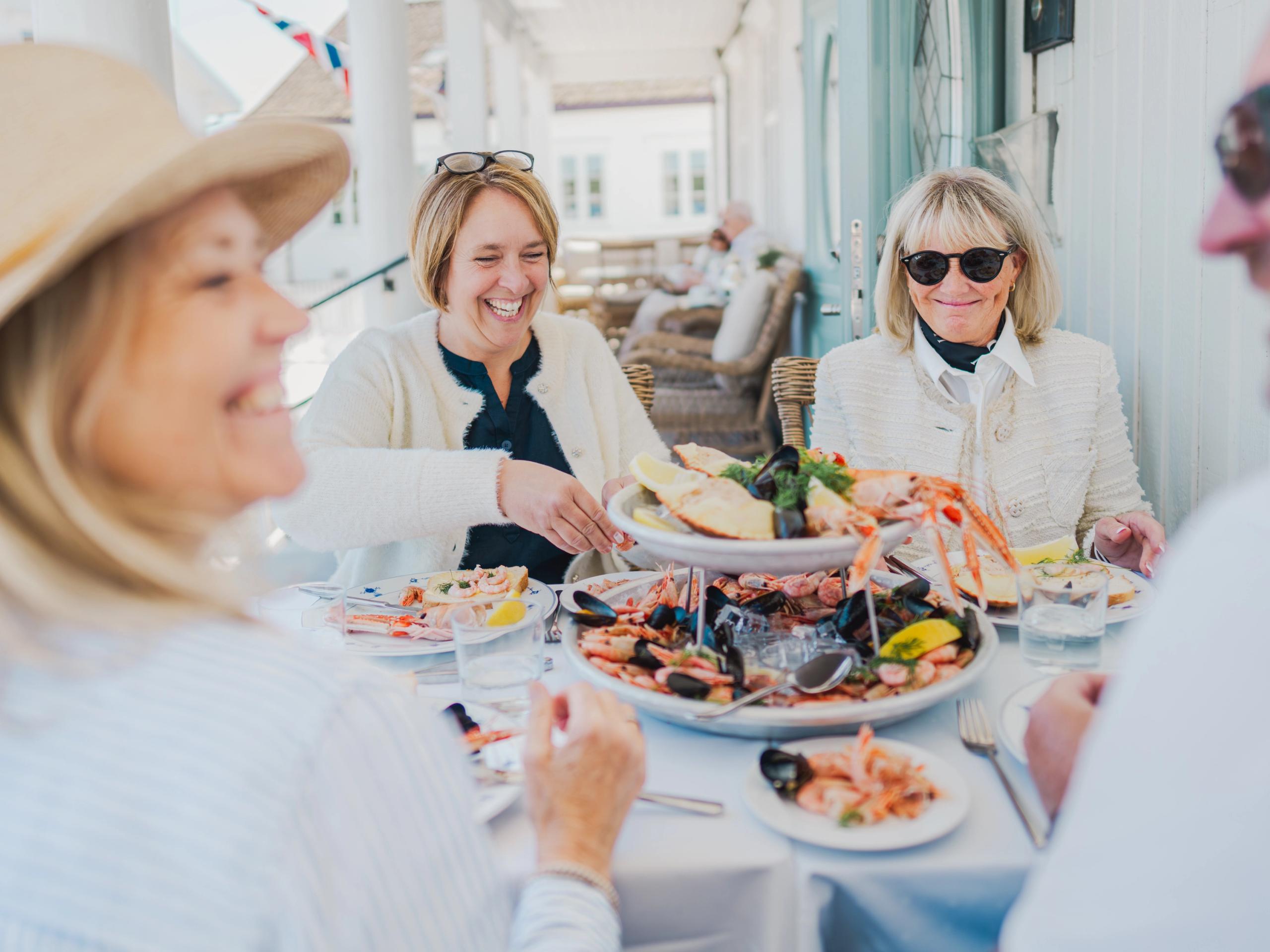 People enjoying a fresh seafood platter av Nevlunghavn Gjestgiveri.