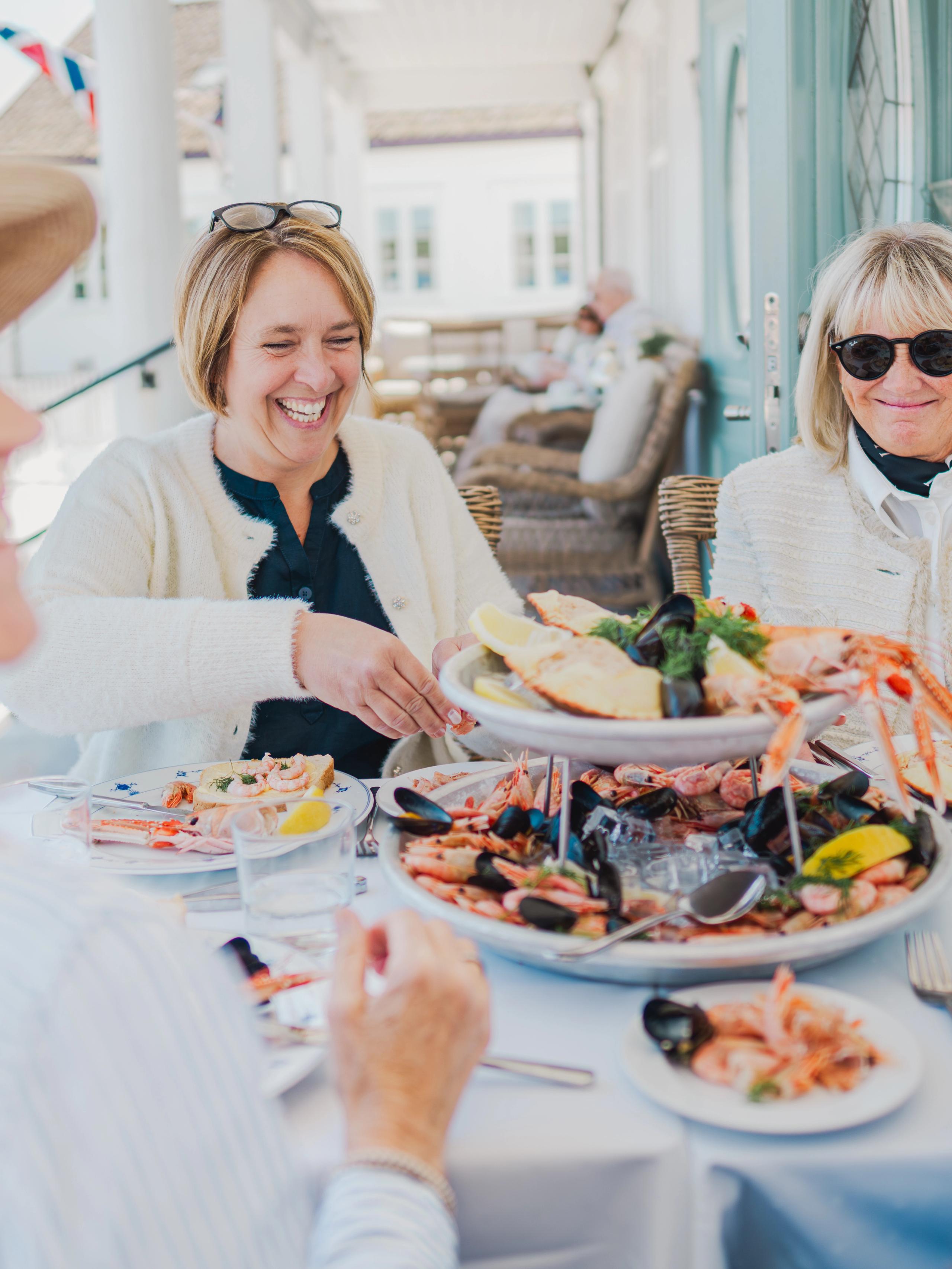 People enjoying a fresh seafood platter av Nevlunghavn Gjestgiveri.
