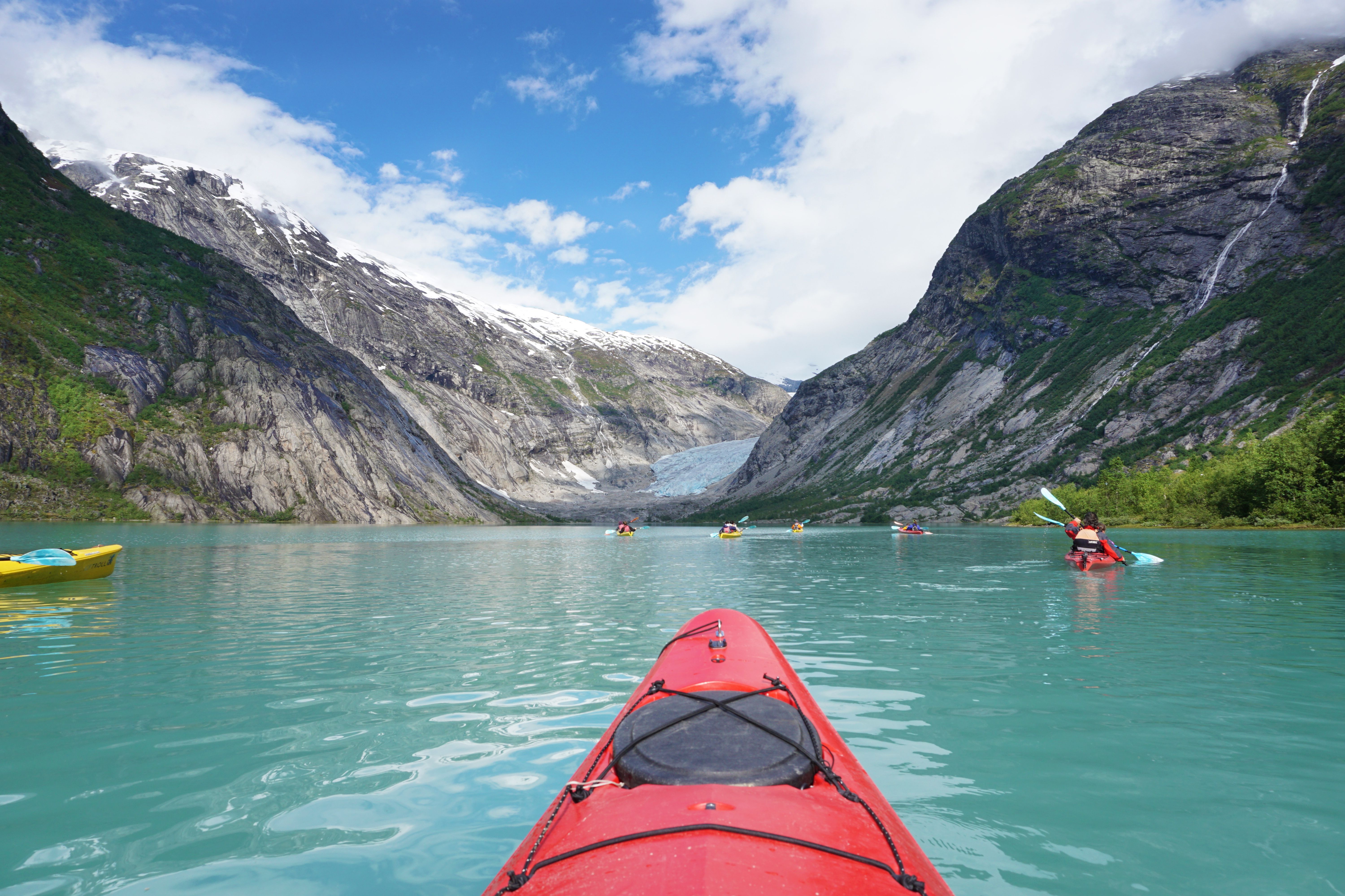 Étrave d’un kayak devant un glacier dans la vallée de Jostedalen, en Norvège des Fjords