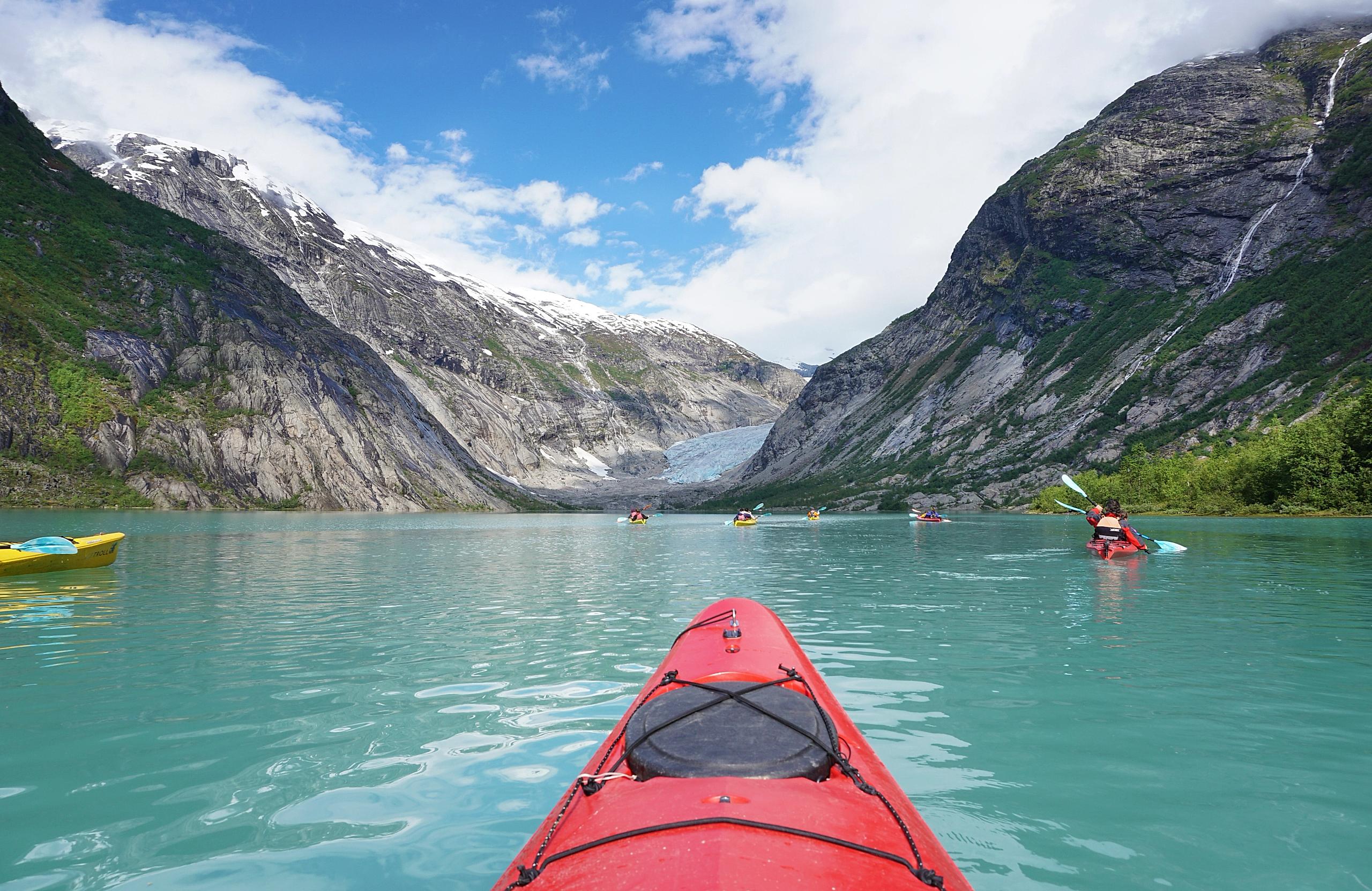 Étrave d’un kayak devant un glacier dans la vallée de Jostedalen, en Norvège des Fjords