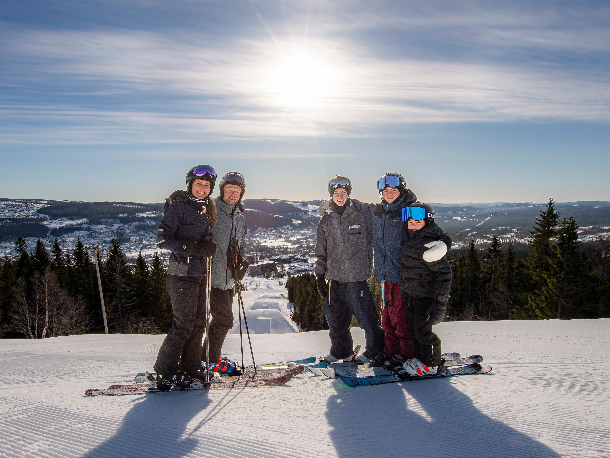 Mamma, pappa, og tre sønner på alpinski.