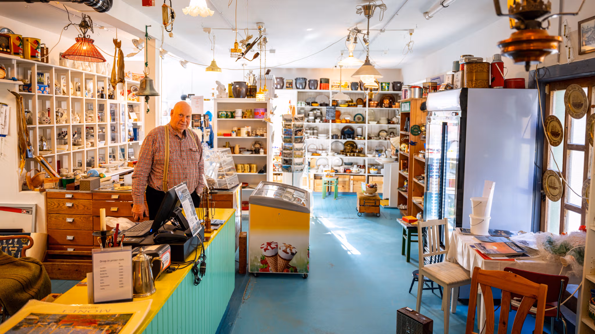 Delpen Bokcafe - book shop and antique shop in Nyksund