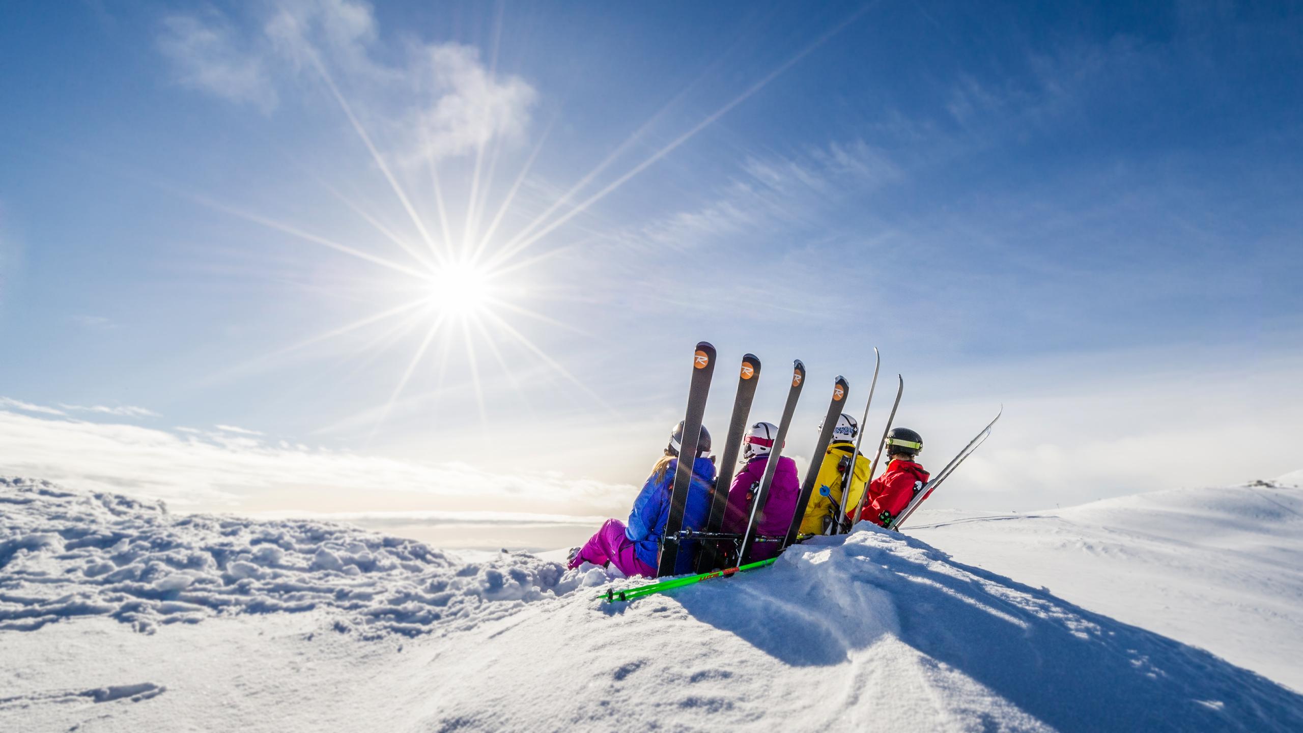 En gjeng alpinister sitter i bakken i Trysil og nyter solen