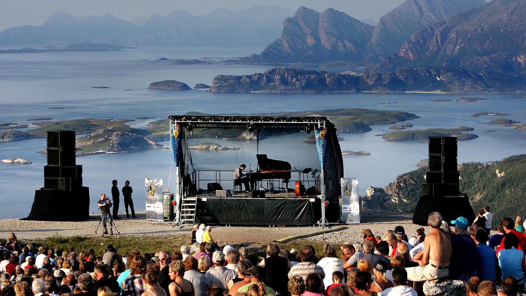 En utendørskonsert på Keiservarden under Nordland musikkfestuke i Bodø
