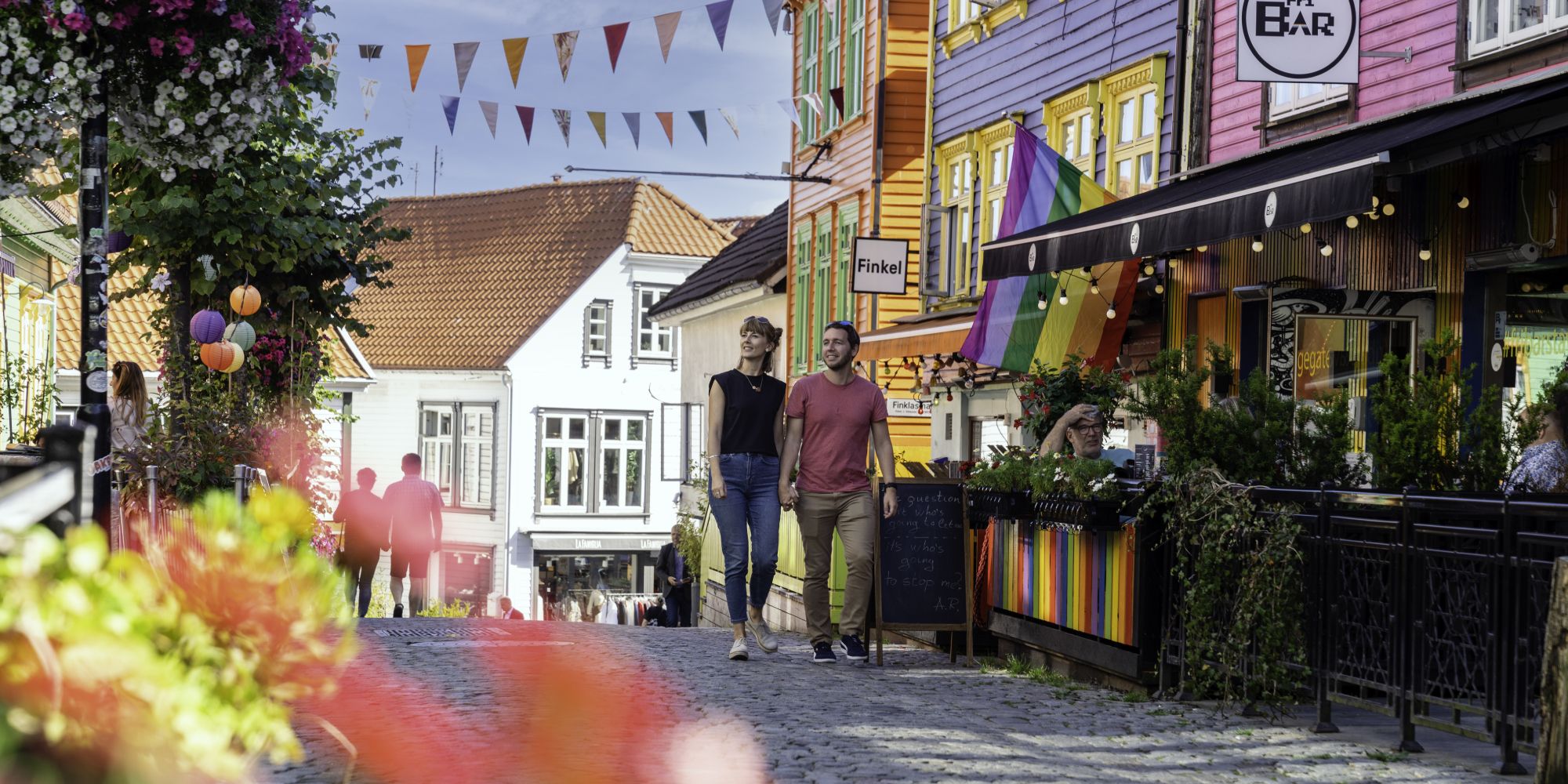 Par vandrer i Fargegaten i Stavanger