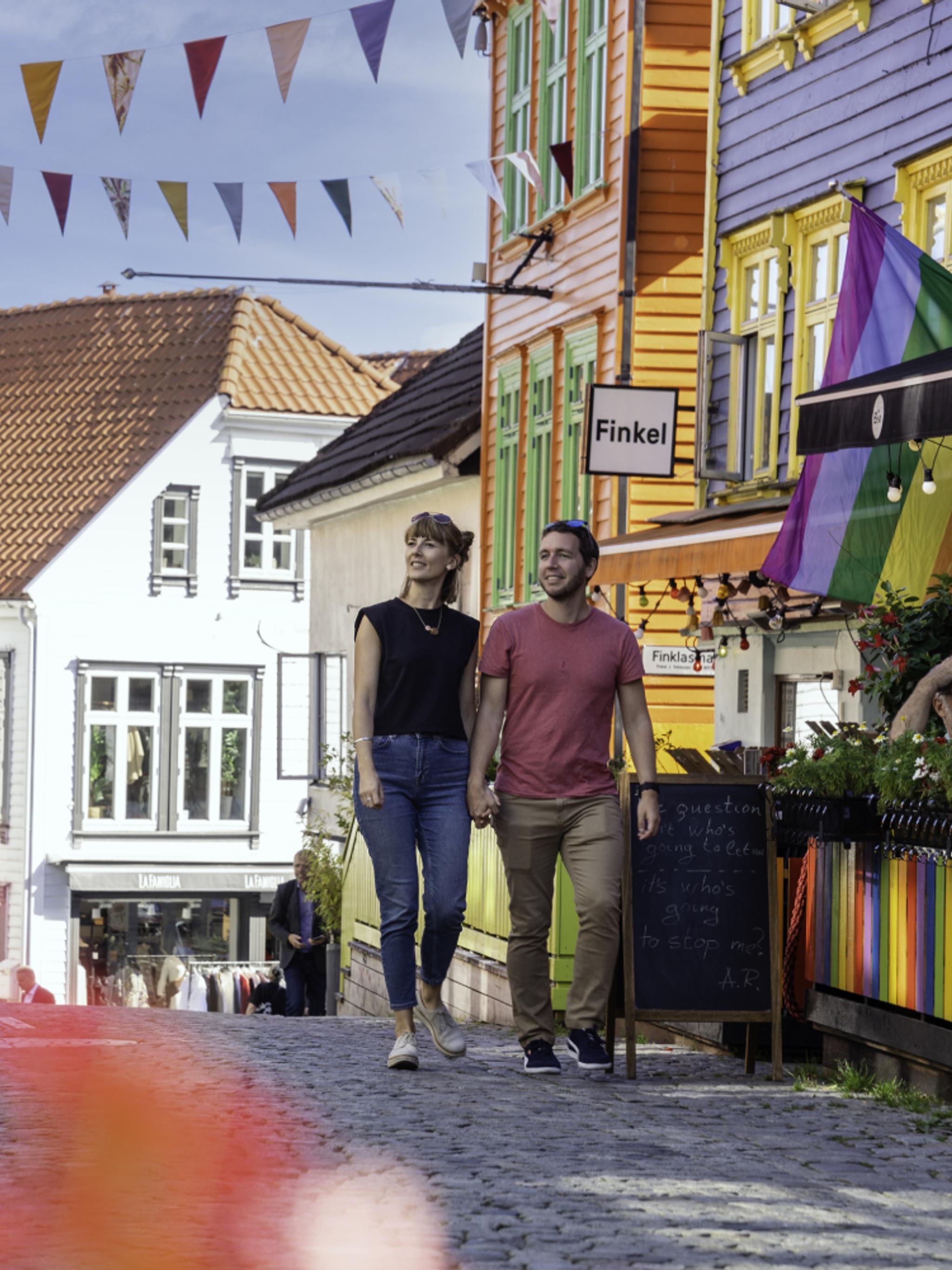 Par vandrer i Fargegaten i Stavanger