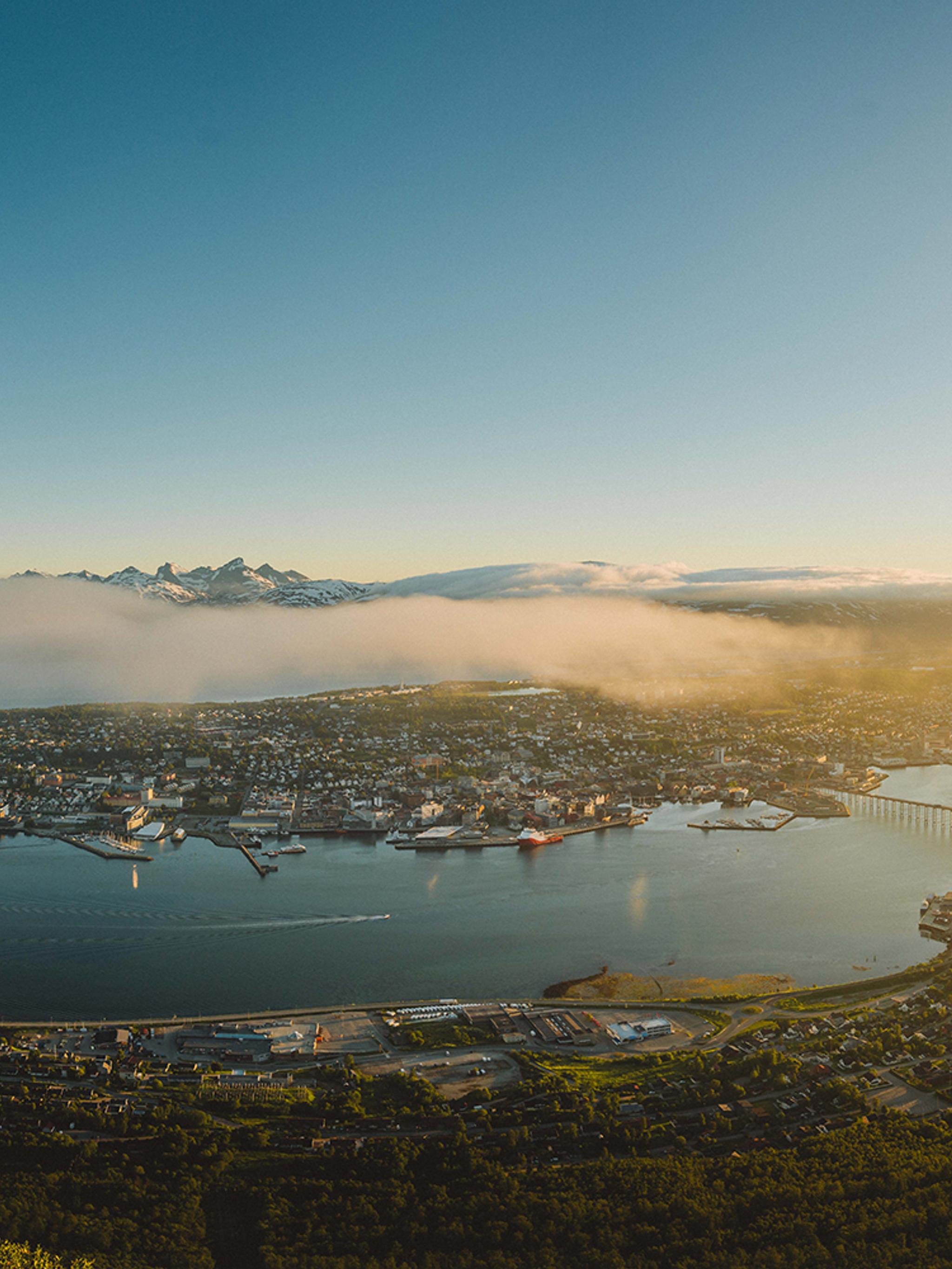Tromsø i Nord-Norge i solnedgang
