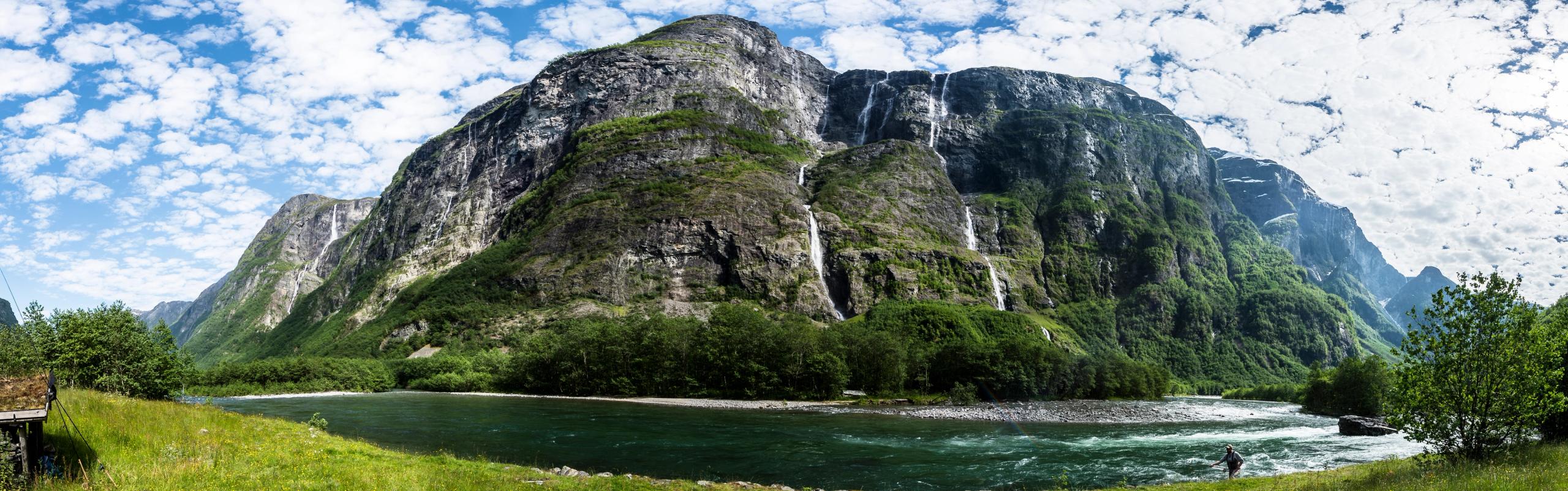 En laksefisker i Nærøydalselva på Vestlandet