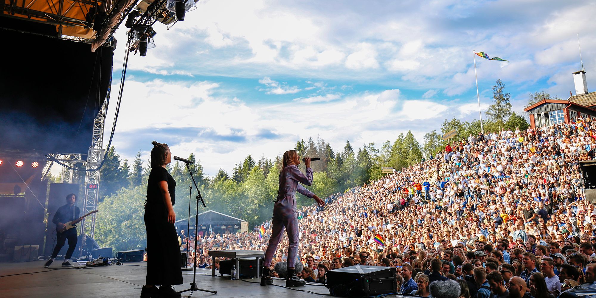 En artist står på scenen foran et stort publikum på musikkfestivalen OverOslo på Grefsenkollen, Østlandet