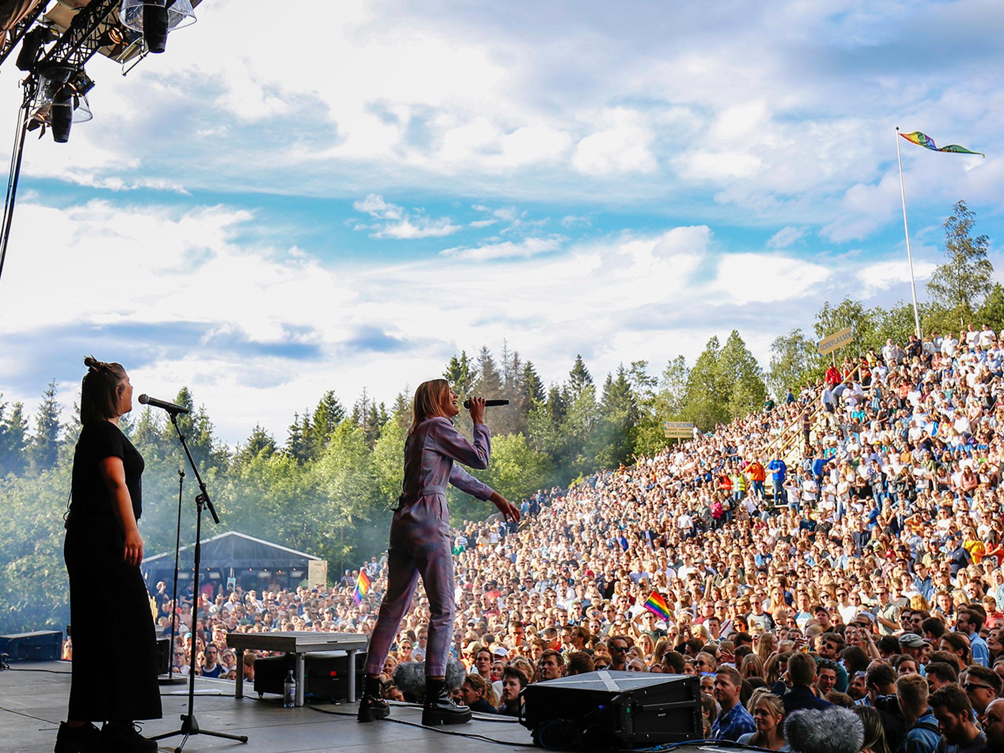 En artist står på scenen foran et stort publikum på musikkfestivalen OverOslo på Grefsenkollen, Østlandet