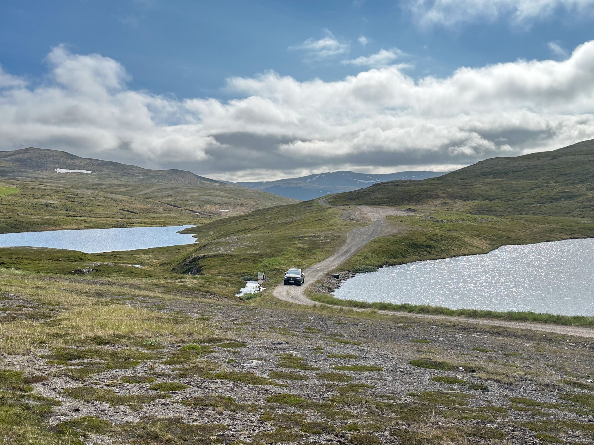En eletrisk bil kjører i Nord-Norge
