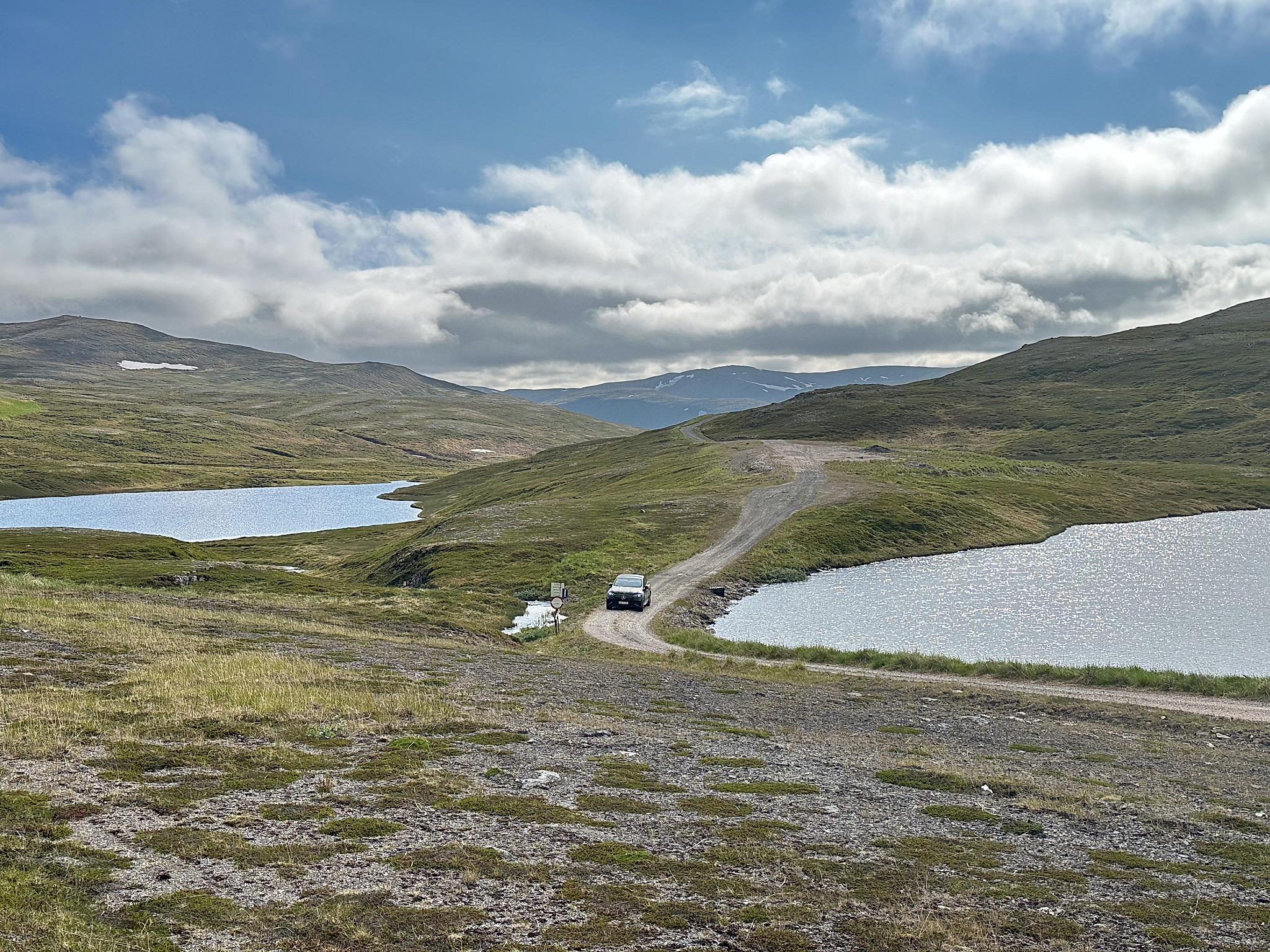 En eletrisk bil kjører i Nord-Norge