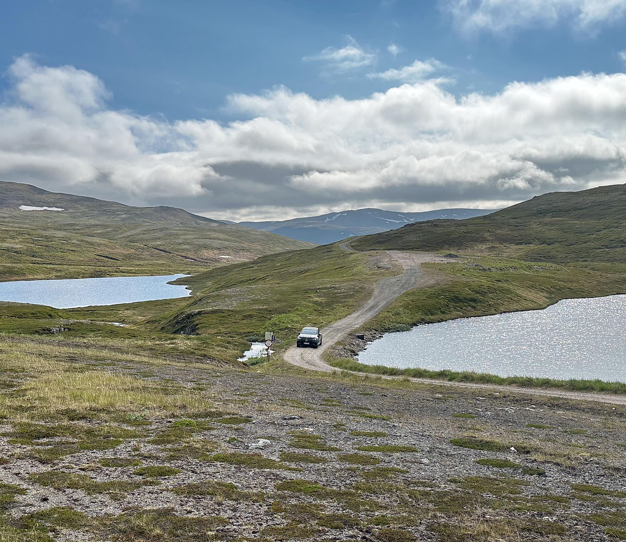 En eletrisk bil kjører i Nord-Norge