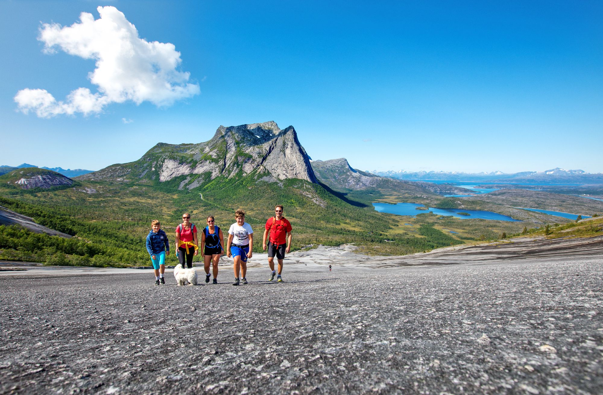 En familie på fem på vei til Verdenssvaet i Narvik i Nord-Norge