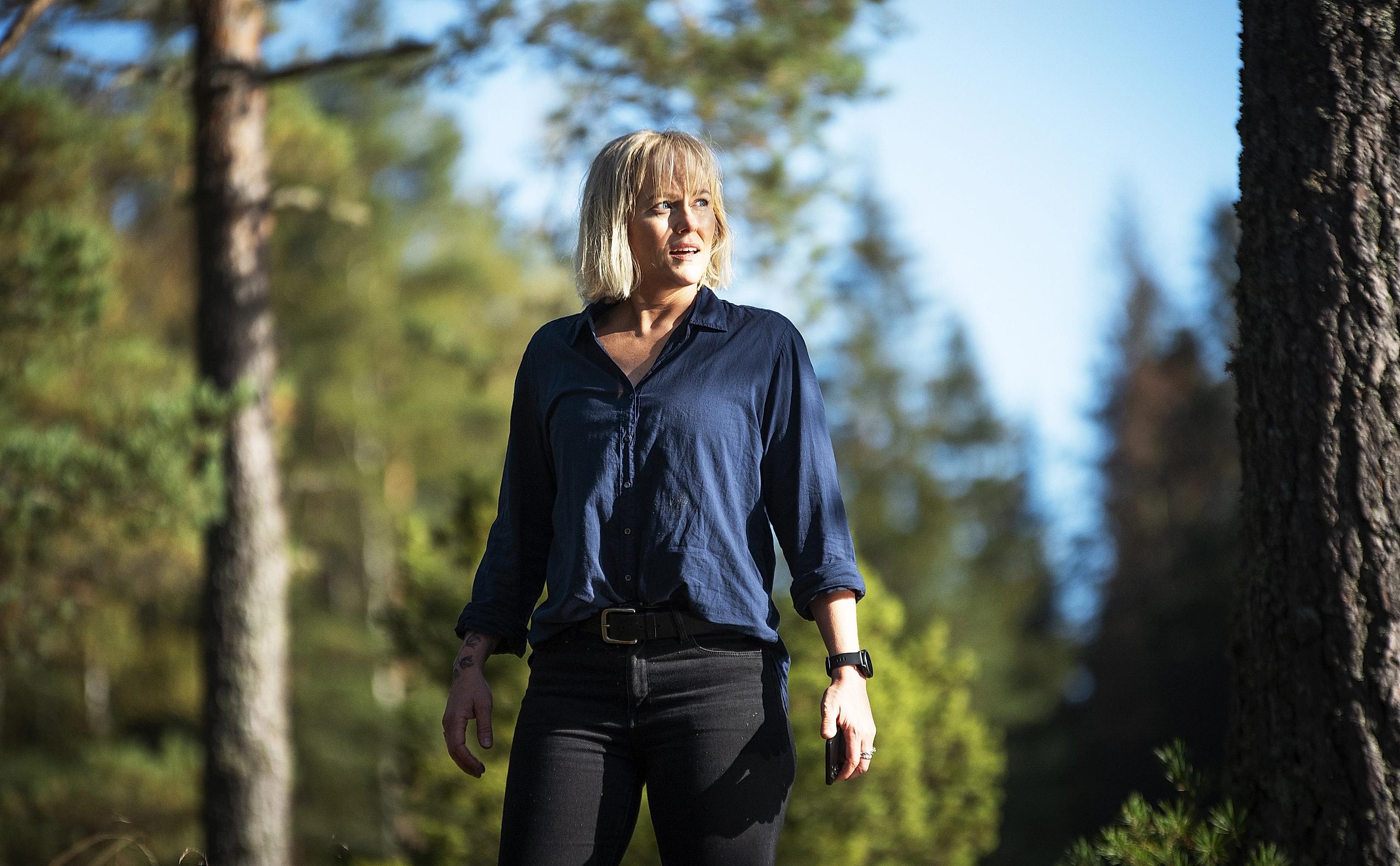 Woman in the woods, screenshot from the Harry Hole series