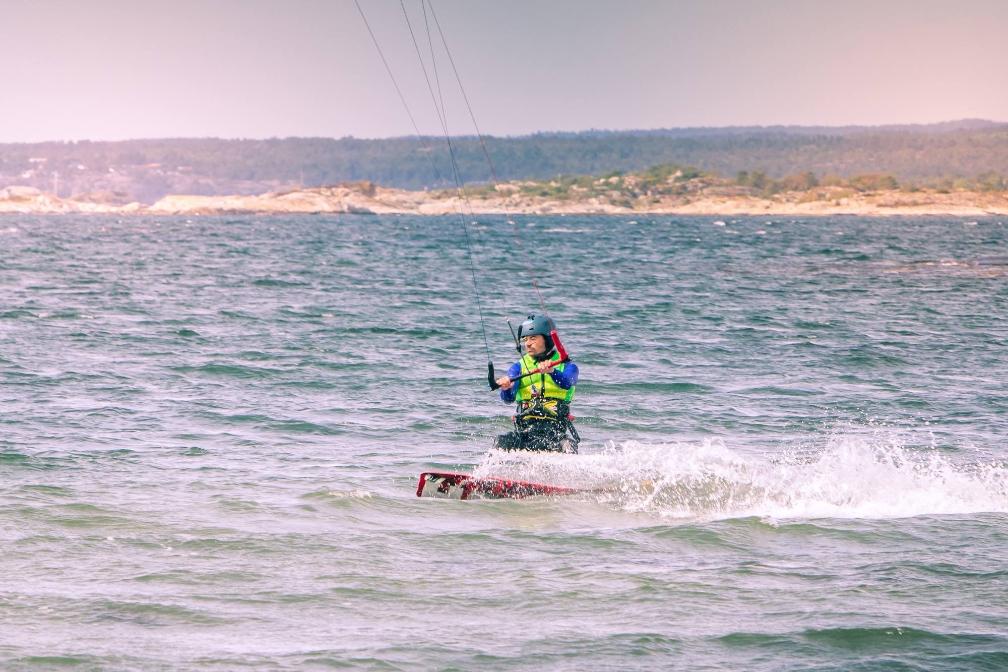 En person kiter på havet utenfor Jomfruland i Kragerø på Østlandet