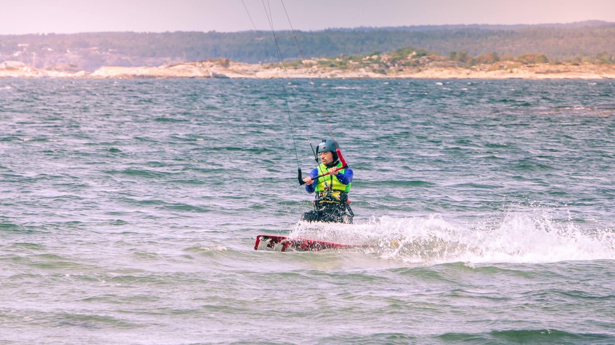 En person kiter på havet utenfor Jomfruland i Kragerø på Østlandet