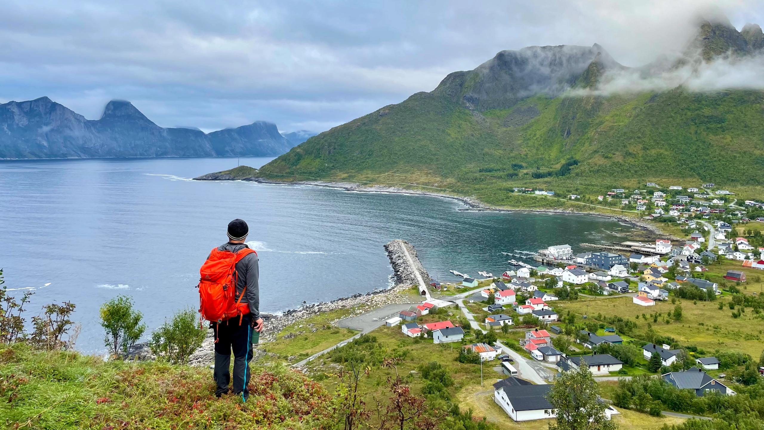 En mann går på tur over Mefjordvær i Senja
