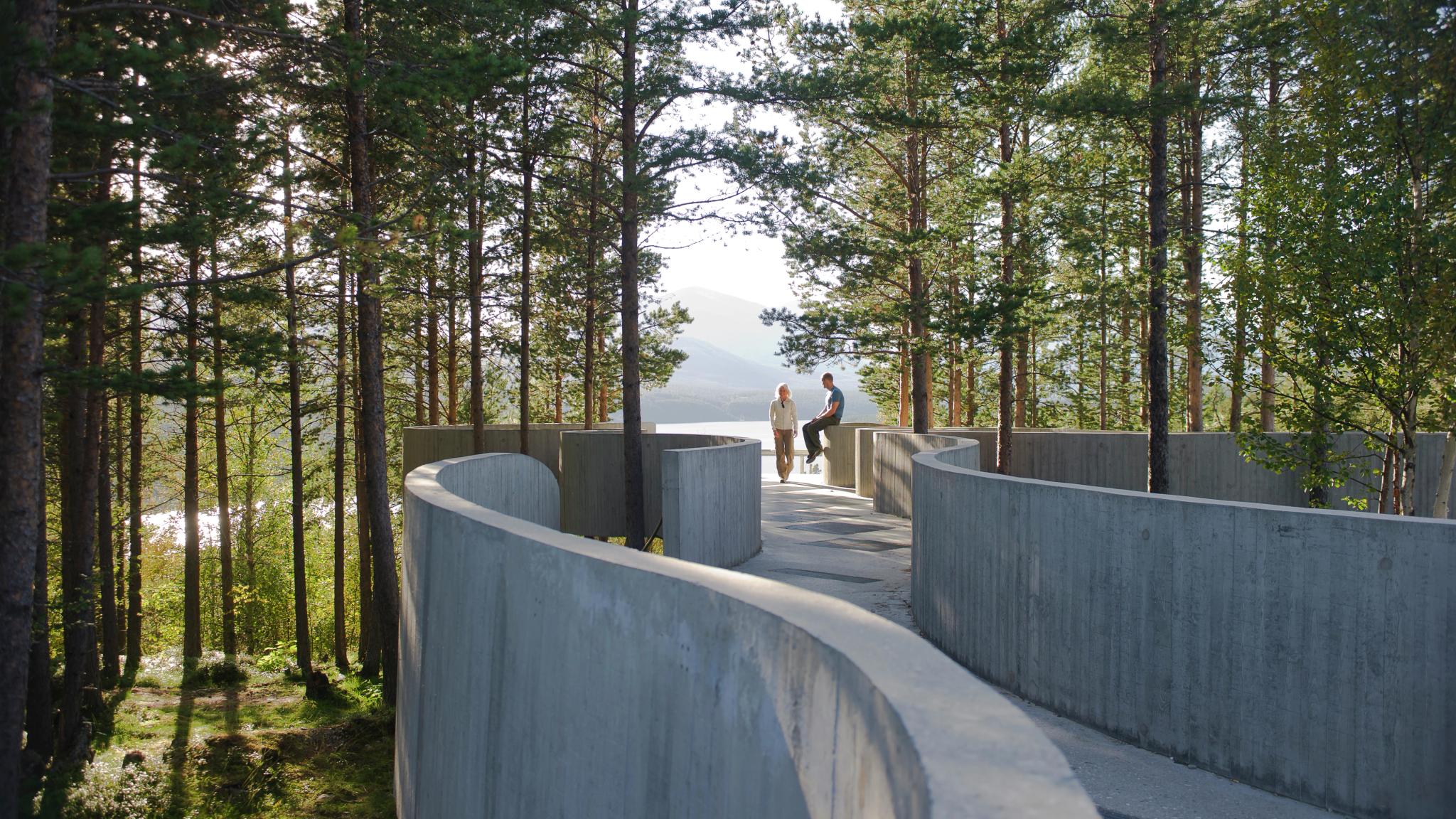 To arkitekturelskere ser på utsikten mot Rondane fra Sohlbergplassen