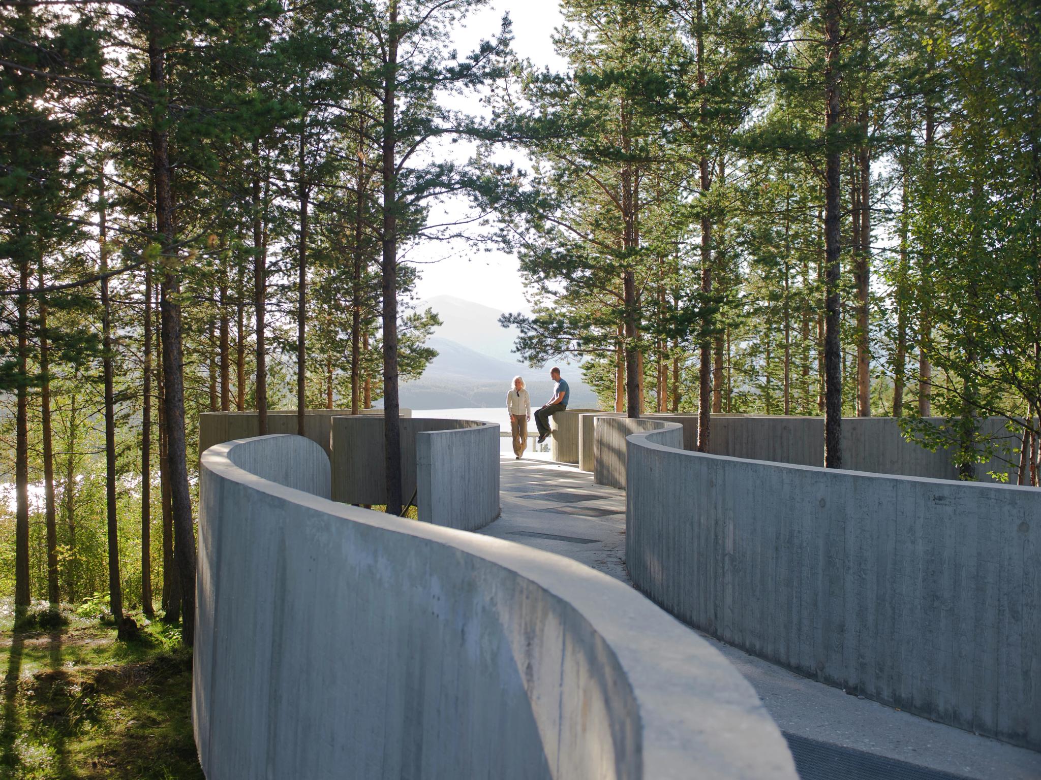 To arkitekturelskere ser på utsikten mot Rondane fra Sohlbergplassen