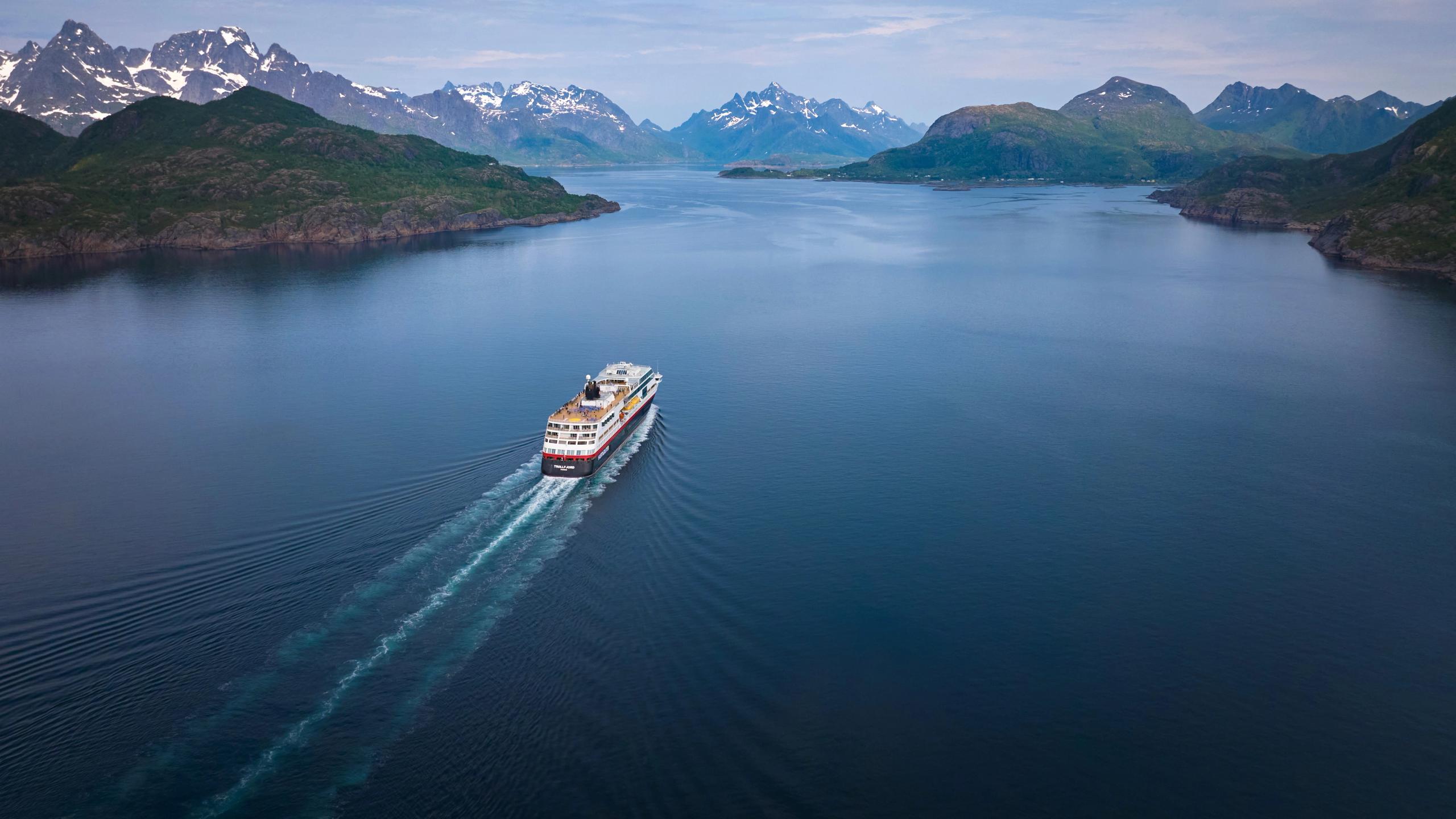 Hurtigruten som seiler forbi Stormolla i Nordland