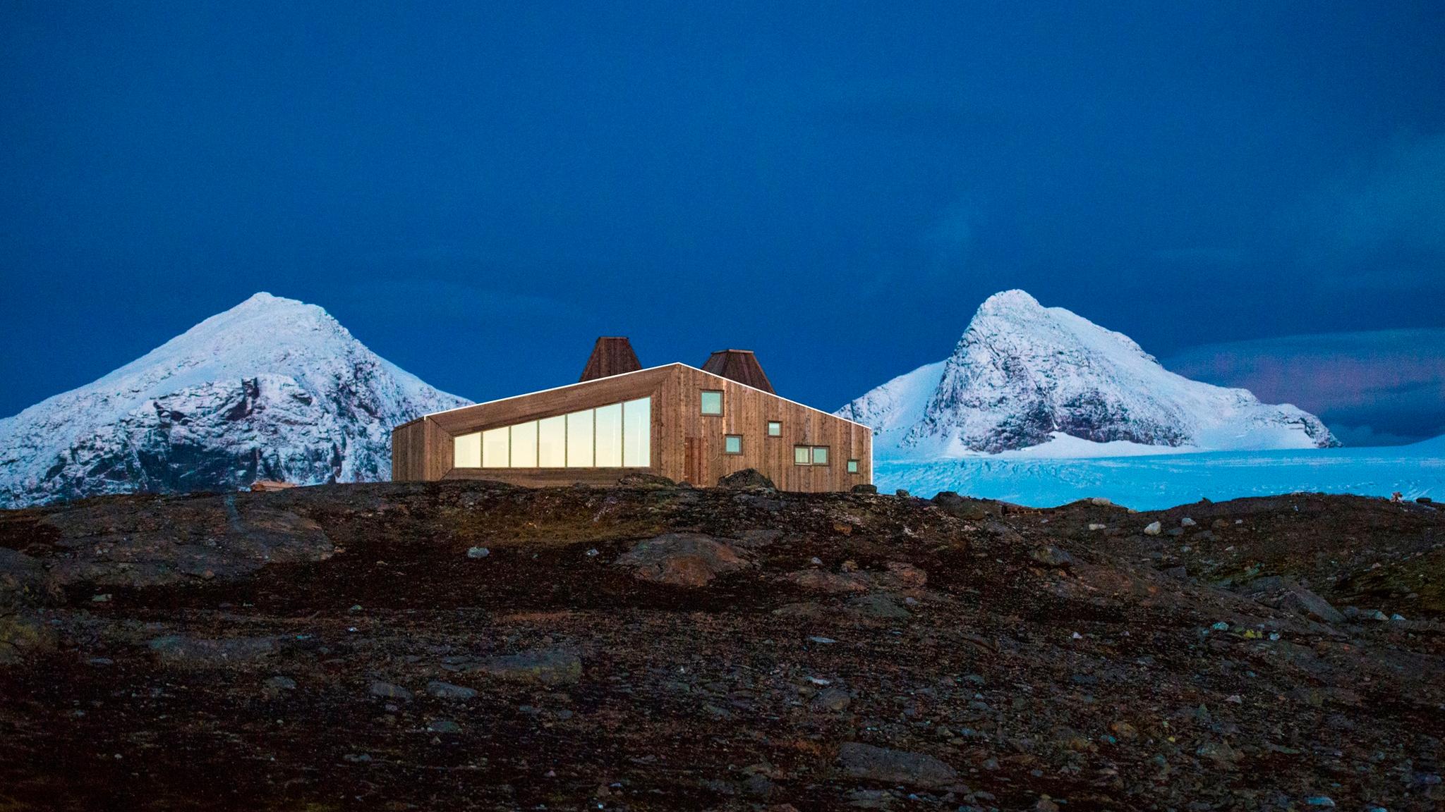 The Rabothytta cabin in Helgeland with snowcapped mountains in the background