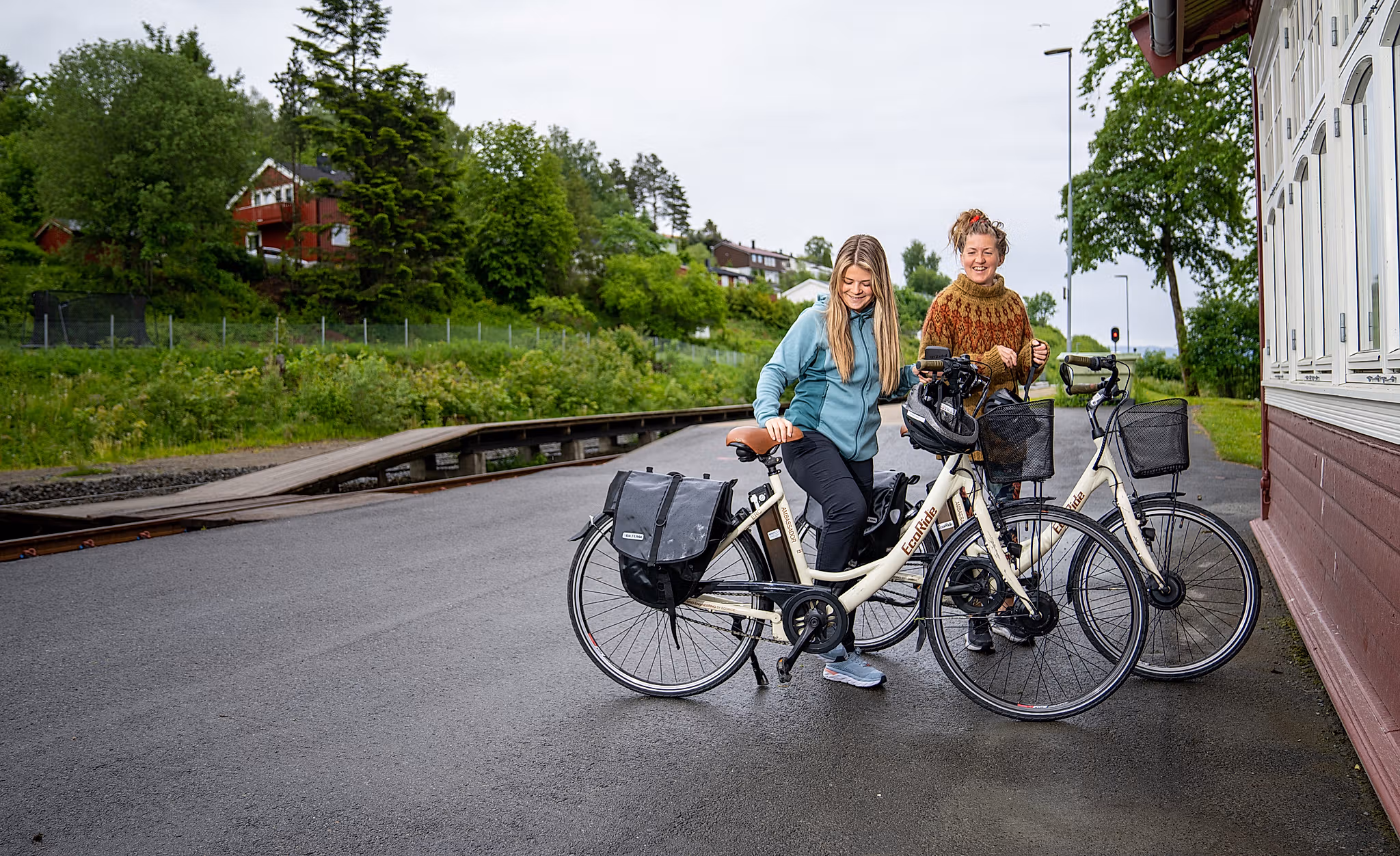 Two woman picking up their bikes at Røra Station in Inderøy, Trøndelag
