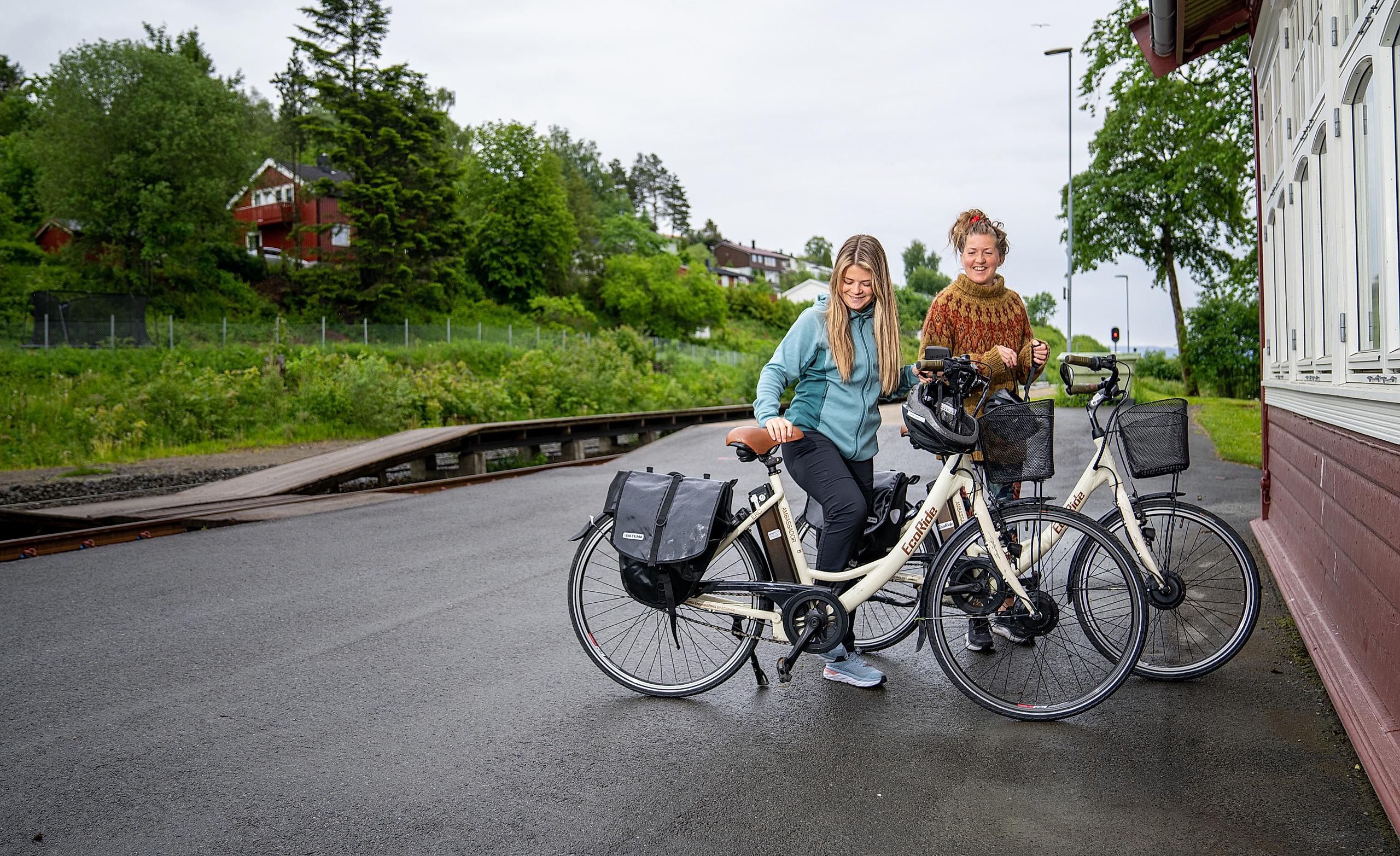 Two woman picking up their bikes at Røra Station in Inderøy, Trøndelag