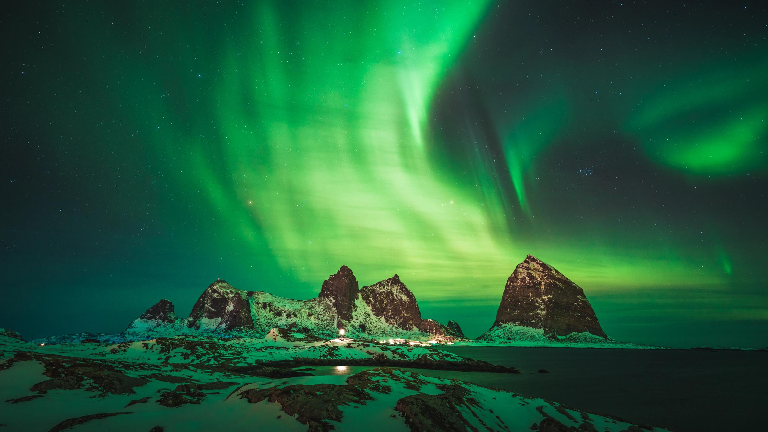 Nordlys over Træna på Helgelandskysten i Nord-Norge